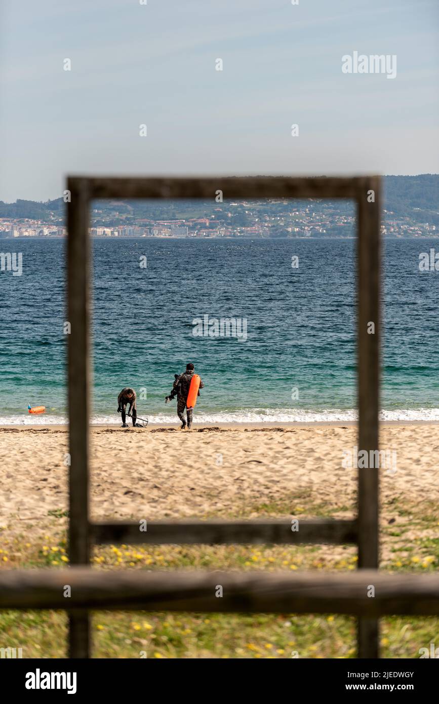 due pescatore subacqueo immersioni in costa spagnola in spiaggia Foto Stock