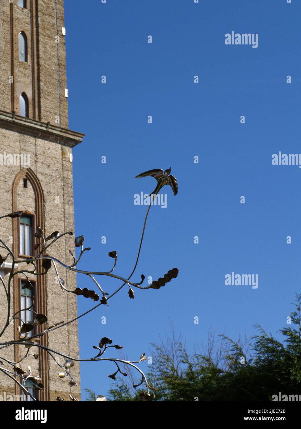 Un albero di metallo insolito con uccelli nei pressi di Peterson's Folly, noto anche come Sway Tower, Sway, New Forest, Hampshire, Regno Unito Foto Stock