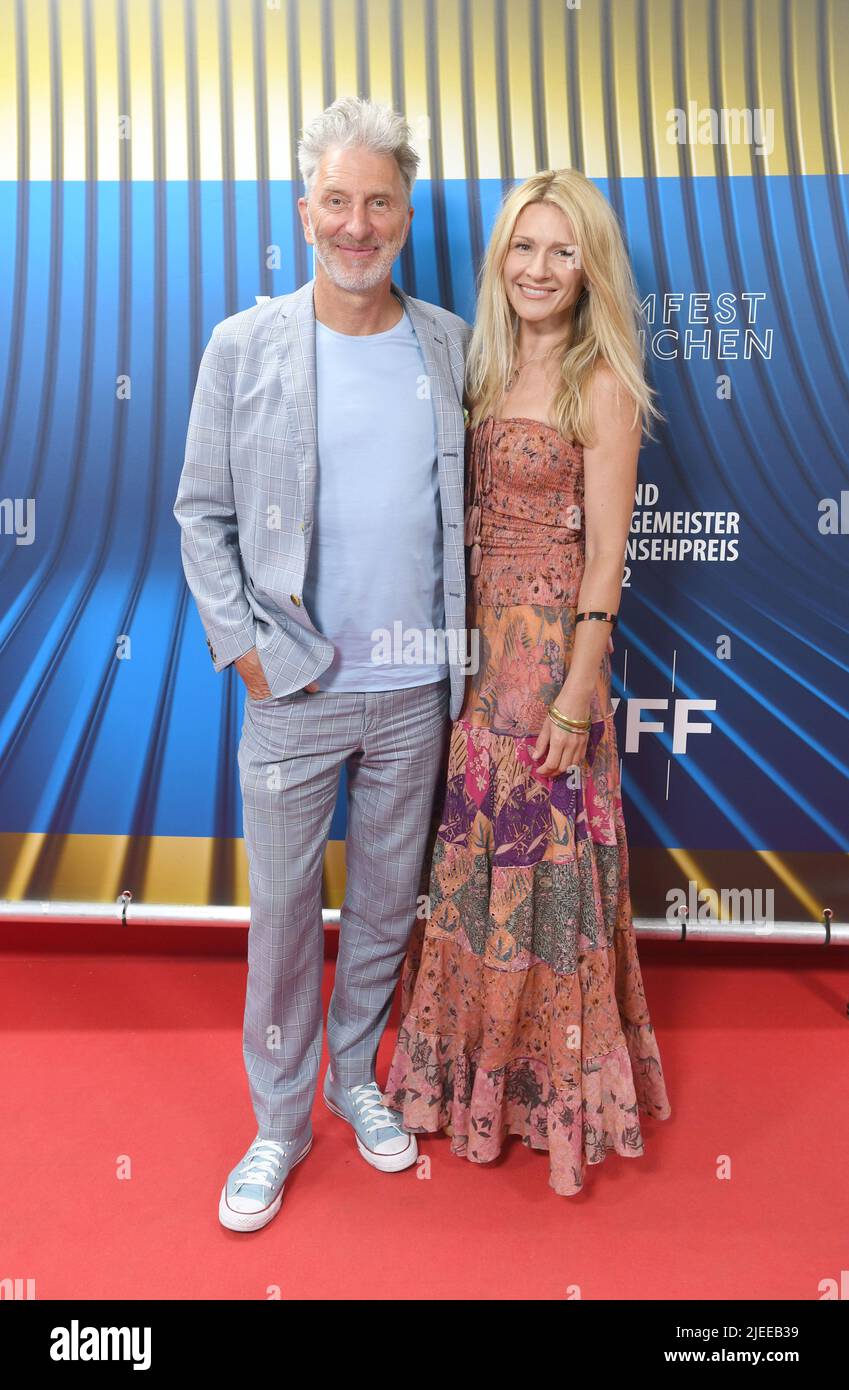 Monaco di Baviera, Germania. 26th giugno 2022. L'attore Rufus Beck e l'artista Bo Starker partecipano alla cerimonia del Bernd Burgemeister Television Award al Gloria Palast come parte del Filmfest München. Credit: Felix Hörhager/dpa/Alamy Live News Foto Stock