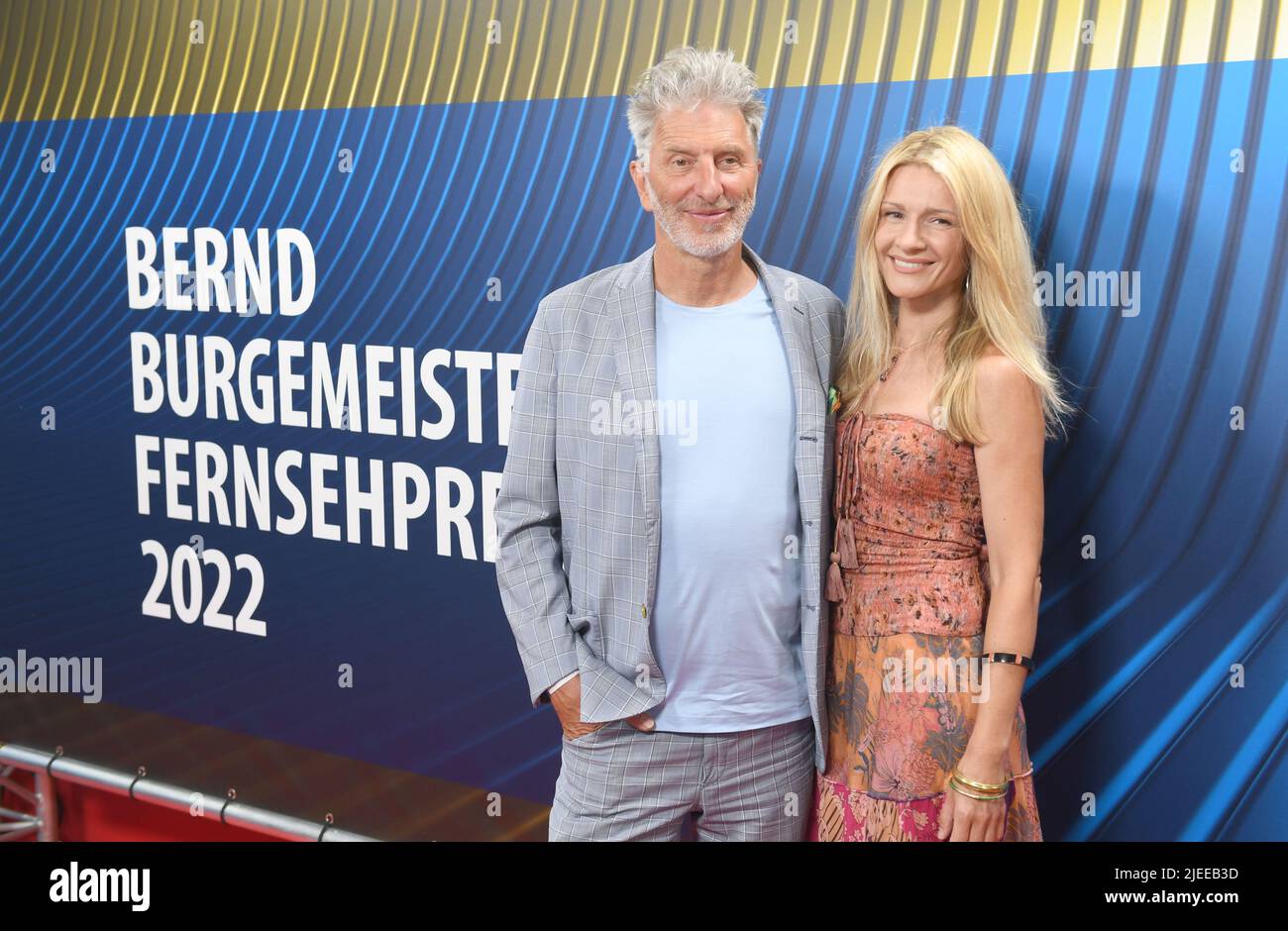 Monaco di Baviera, Germania. 26th giugno 2022. L'attore Rufus Beck e l'artista Bo Starker partecipano alla cerimonia del Bernd Burgemeister Television Award al Gloria Palast come parte del Filmfest München. Credit: Felix Hörhager/dpa/Alamy Live News Foto Stock