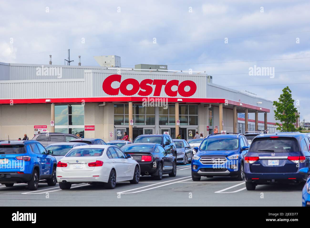 NEGOZIO all'ingrosso COSTCO anteriore. La catena americana di negozi di grandi dimensioni, riservati ai membri del settore retail, offre prodotti all'ingrosso. HALIFAX, NOVA SCOTIA, CANADA - GIUGNO 2022 Foto Stock