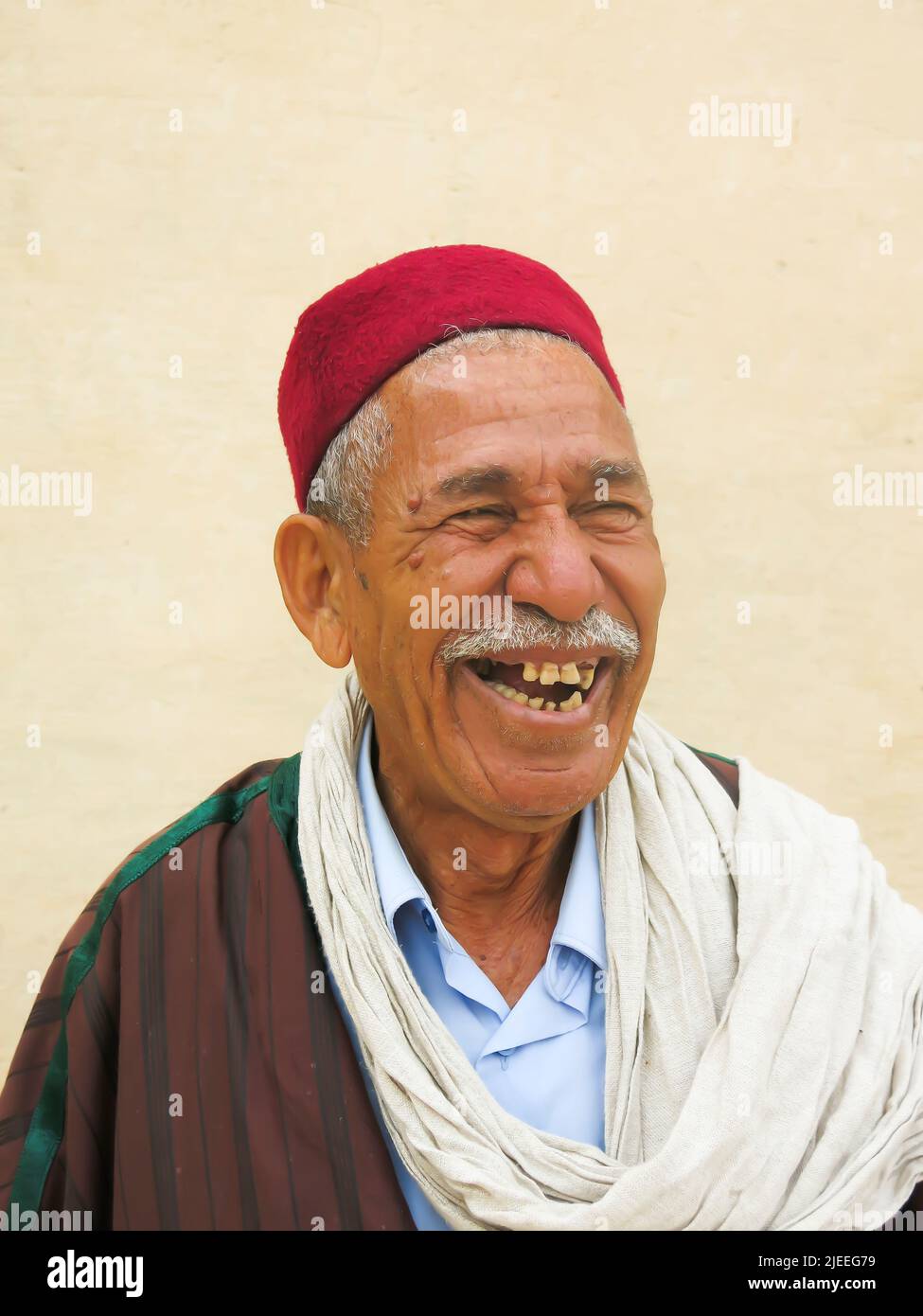 Anziano Tunisino Souq (negozio) Proprietario Foto Stock
