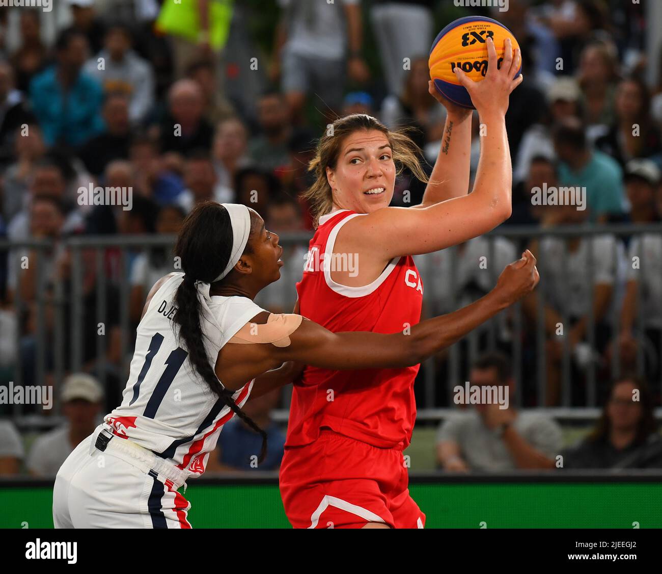 Anversa, Belgio. 26th giugno 2022. Katherine Plouffe (R) del Canada compete durante la partita finale femminile della Coppa del mondo FIBA 3X3 tra Francia e Canada ad Anversa, Belgio, 26 giugno 2022. Credit: Ren Pengfei/Xinhua/Alamy Live News Foto Stock