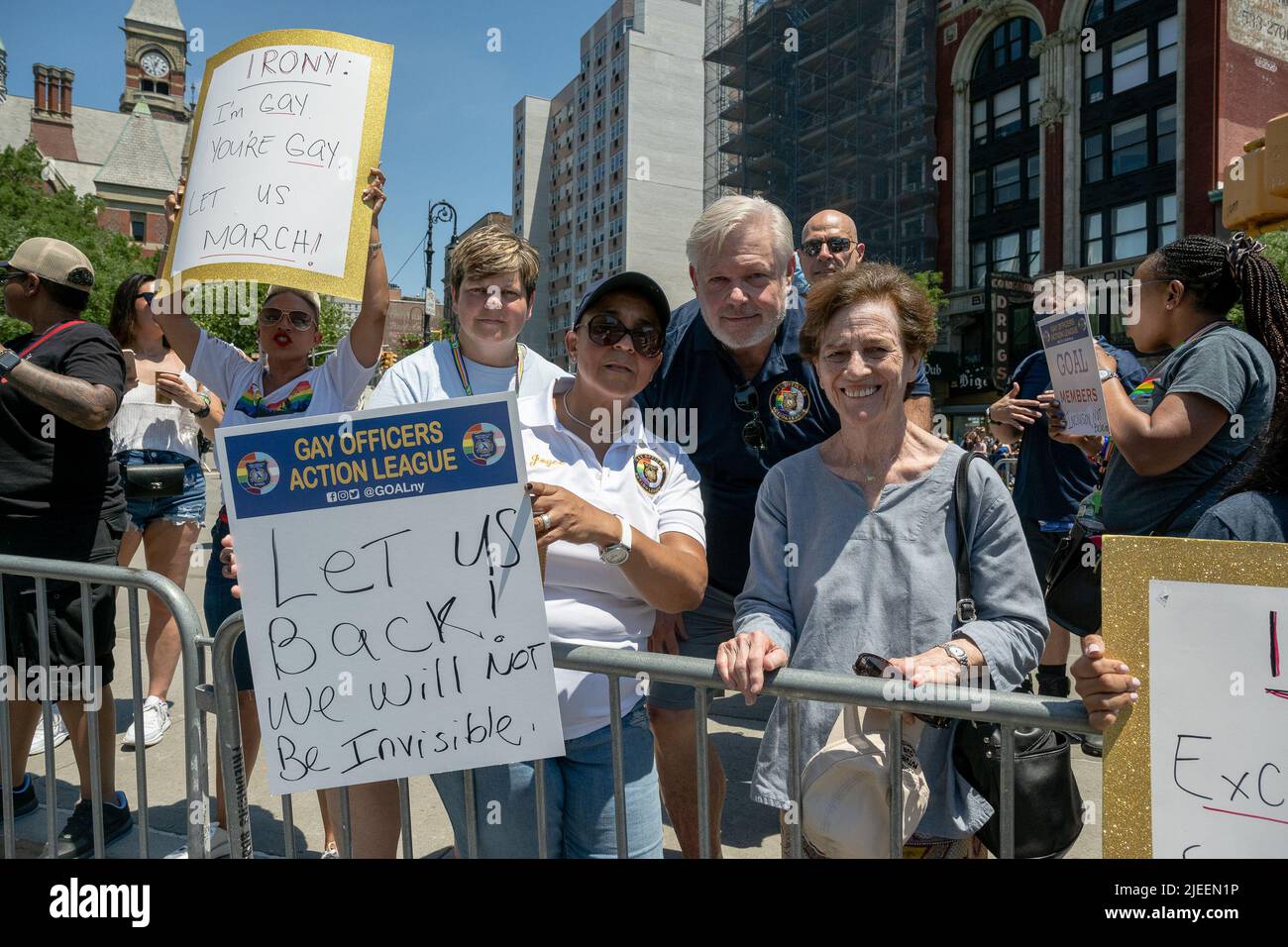 New York, Stati Uniti. 26th giugno 2022. L'ex Congresswoman Elizabeth Holtzman (R), che è in esecuzione per il Distretto del Congresso 10th, si trova presso gli ufficiali gay NYPD alla Pride Parade NYC di New York, New York, il 26 giugno 2022. (Foto di Gabriele Holtermann/Sipa USA) Credit: Sipa USA/Alamy Live News Foto Stock