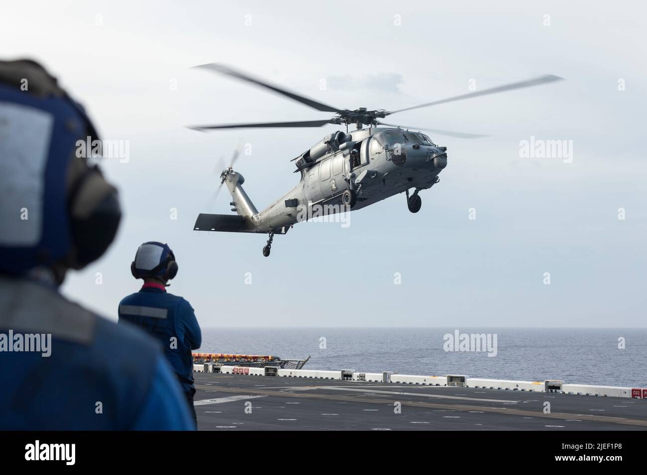 Un elicottero marino della marina statunitense MH-60s Sea Hawk con elicottero Sea Combat Squadron (HSC) 23 si avvicina al vettore d'assalto anfibio USS Tripoli (LHA 7), mentre è in corso, 11 giugno 2022. Il vettore d'assalto anfibio USS Tripoli (LHA 7) sta conducendo operazioni di routine all'interno della flotta USA 7th. (STATI UNITI Foto del corpo marino di Sgt. Jackson Ricker) Foto Stock