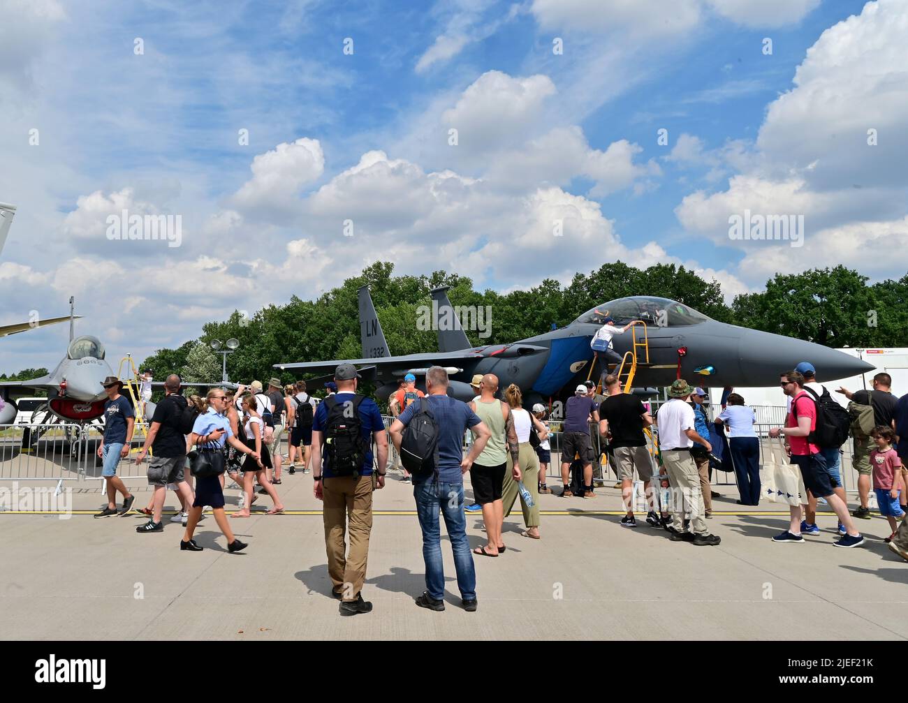 A US F-16 Fighting Falcon dalla 52nd Fighter Wing, Spangdahlem Air base, Germania, E gli Stati Uniti F-15E Strike Eagle del 48th FW, RAF Lakenheath, Inghilterra, partecipano come velivolo statico durante l'innovazione e la Leadership in Aerospace Berlin, che si è tenuto presso l'aeroporto Berlin Expo Center, Berlin Brandenburg International Airport, 26 giugno 2022. Altri velivoli militari ad ala fissa e rotante in esposizione alla mostra includevano un C-17 Globemaster III Spirit of Berlin, P-8A Poseidon Aircraft, CH-53K King Stallion Aircraft, CH-47F Chinook Aircraft, AH-64E Apache, UH-60m Blackhawk Aircraft e UH-70 Lako Foto Stock