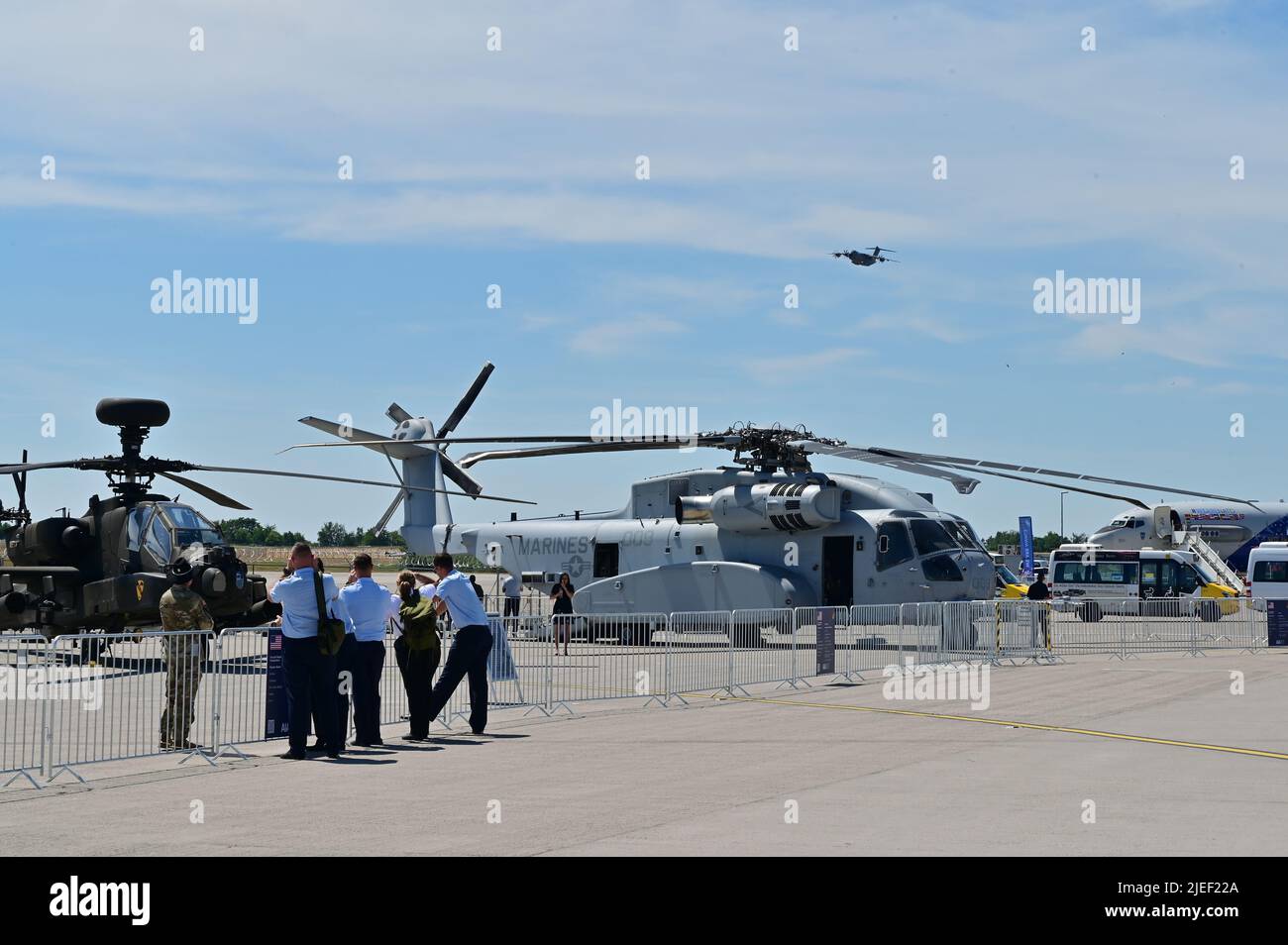 Un aereo statunitense Marine CH-53K King Stallion partecipa come velivolo statico durante l'innovazione e la leadership nell'Aerospace di Berlino, che si è tenuto all'aeroporto Berlin Expo Center, Berlin Brandenburg International Airport, 22 giugno 2022. Altri aerei militari ad ala fissa e rotativa in esposizione alla mostra includevano un C-17 Globemaster III Spirit of Berlin, F-15E Strike Eagle Aircraft, F-16 Fighting Falcon Aircraft, P-8A Poseidon Aircraft, CH-47F Chinook Aircraft, AH-64E Apache, UH-60m Blackhawk Aircraft e UH-70 Lakota Aircraft, Oltre a oltre 200 Servicemember che forniscono supporto. Insieme con Foto Stock