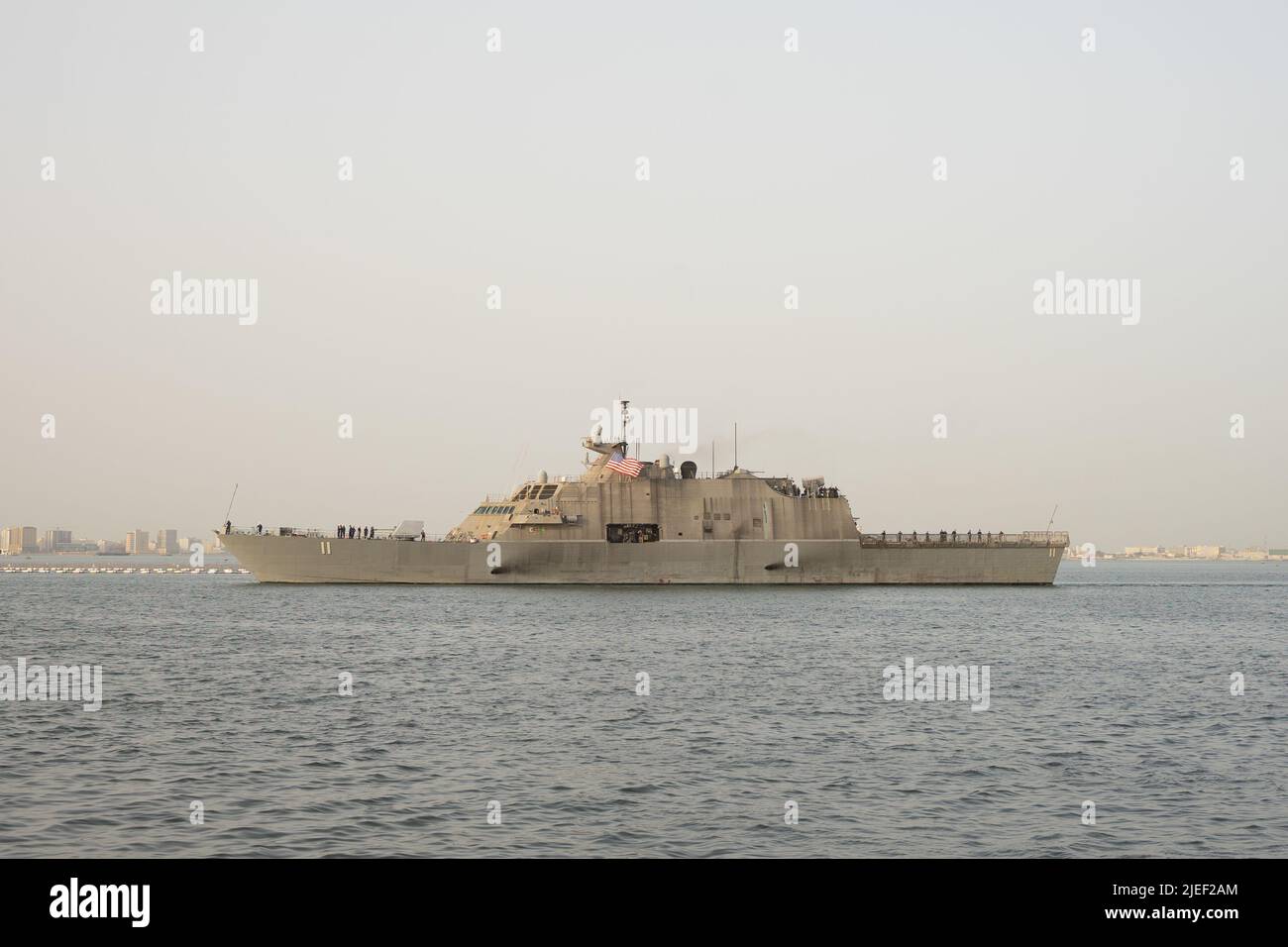 MANAMA, Bahrain (25 giugno 2022) - nave da combattimento litoranea USS Sioux City (LCS 11), arriva al Naval Support Activity Bahrain, 25 giugno. Sioux City viene distribuita nell'area operativa della flotta USA 5th per garantire la sicurezza e la stabilità marittima nella regione del Medio Oriente. (STATI UNITI Foto dell'esercito di Sgt. Terry Vongsouthi) Foto Stock