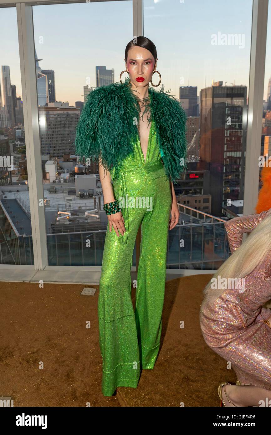 NEW YORK, NEW YORK - GIUGNO 25: I modelli si presentano durante l'evento di beneficenza DELLA celebrazione DEI BIONDI X RAZR Pride alla Boom Boom Room il 25 Giugno 2022 a New York City. Credit: Ron Adar/Alamy Live News Foto Stock