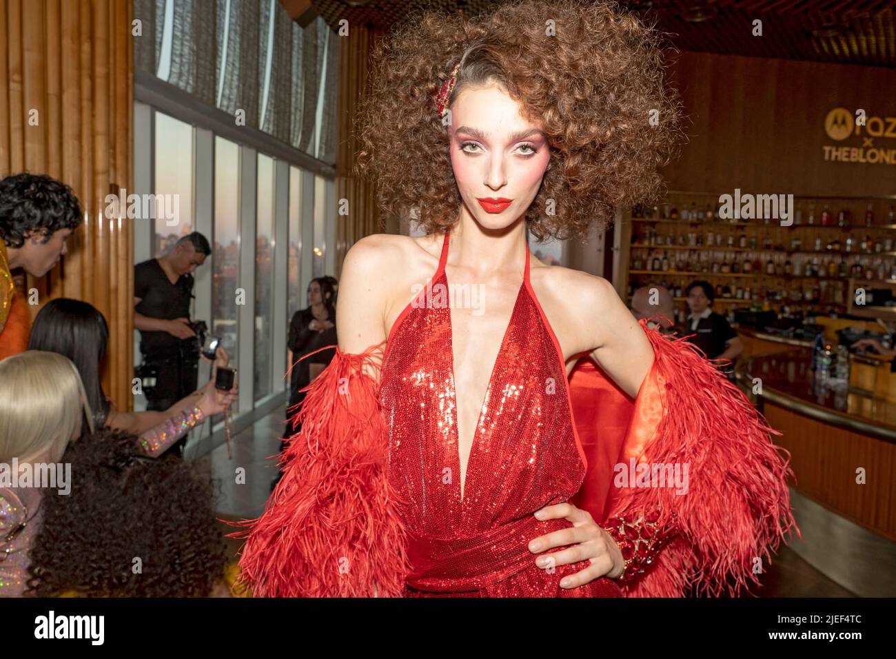 NEW YORK, NEW YORK - GIUGNO 25: I modelli si presentano durante l'evento di beneficenza DELLA celebrazione DEI BIONDI X RAZR Pride alla Boom Boom Room il 25 Giugno 2022 a New York City. Credit: Ron Adar/Alamy Live News Foto Stock