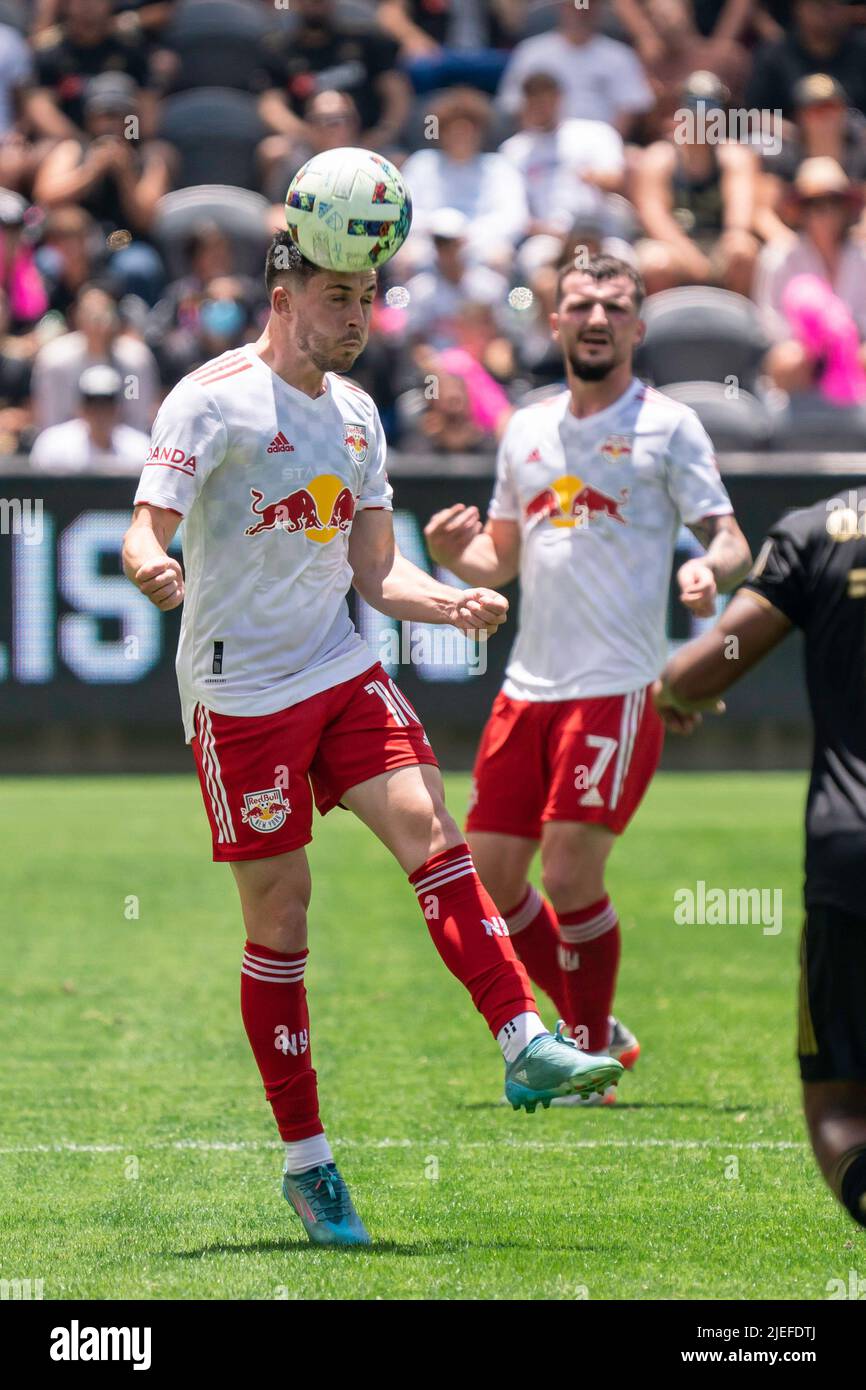 Il centrocampista dei Red Bulls di New York Lewis Morgan (10) testa la palla durante una partita MLS contro il Los Angeles FC, domenica 26 giugno 2022, al Banc of CA Foto Stock