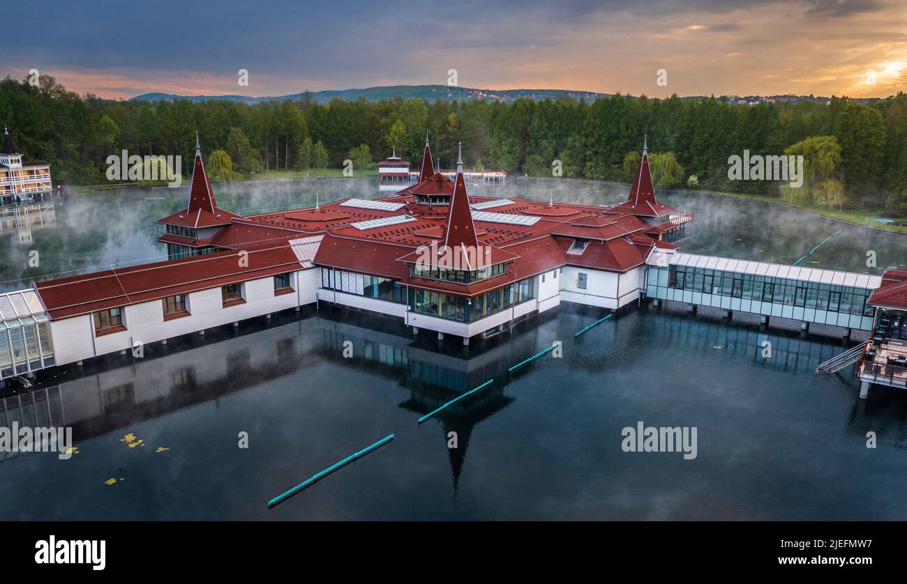 Heviz, Ungheria - veduta aerea del Lago di Heviz all'alba, il secondo lago termale più grande del mondo e la destinazione di villeggiatura termale nella contea di Zala in estate Foto Stock