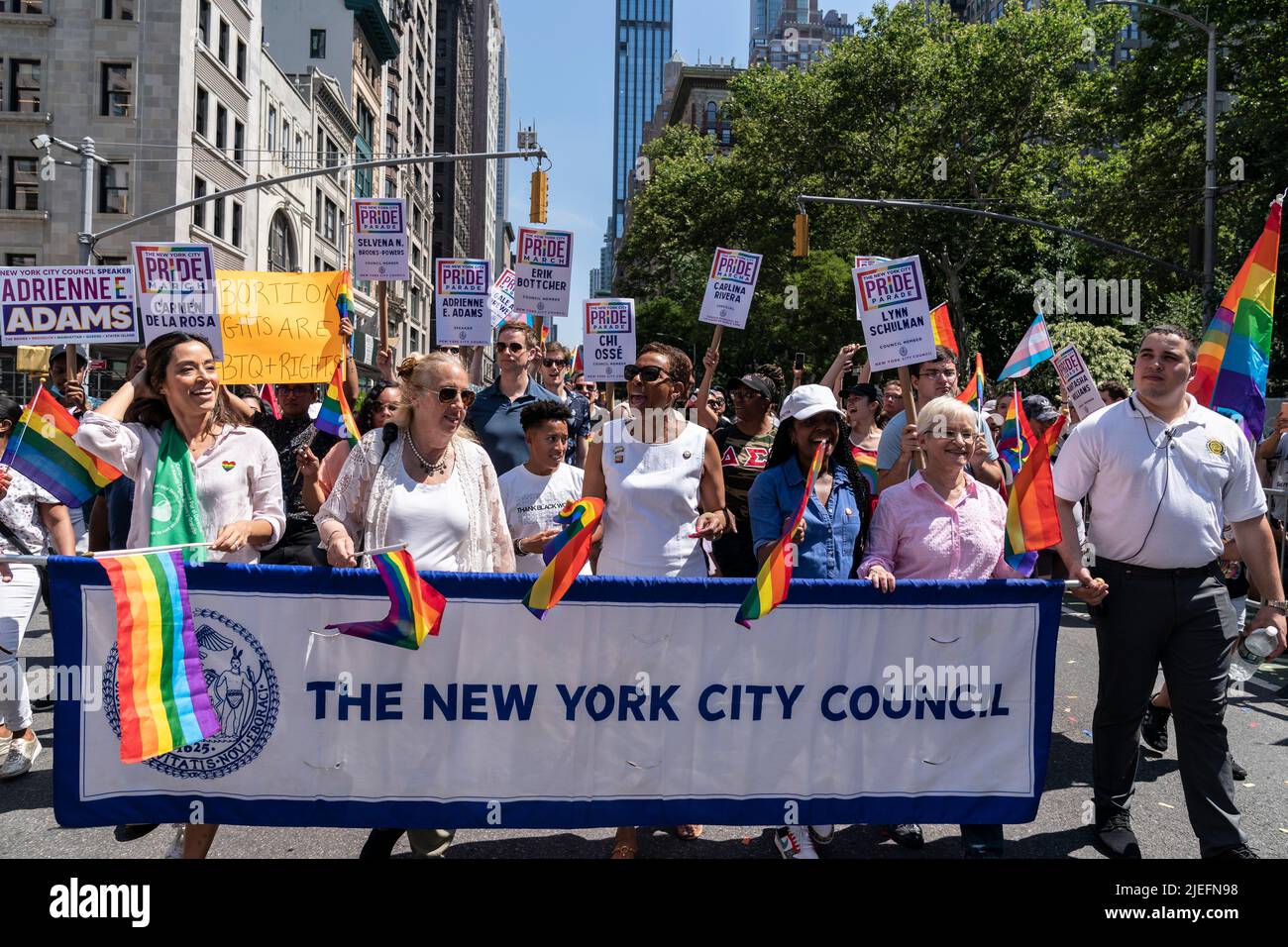 New York, NY - 26 giugno 2022: Membri del consiglio comunale (L-R) Carlina Rivera, Gale Brewer e Adrienne Adams marciano con la parata Pride sul tema "Unapeetically us" su 5th Avenue Foto Stock