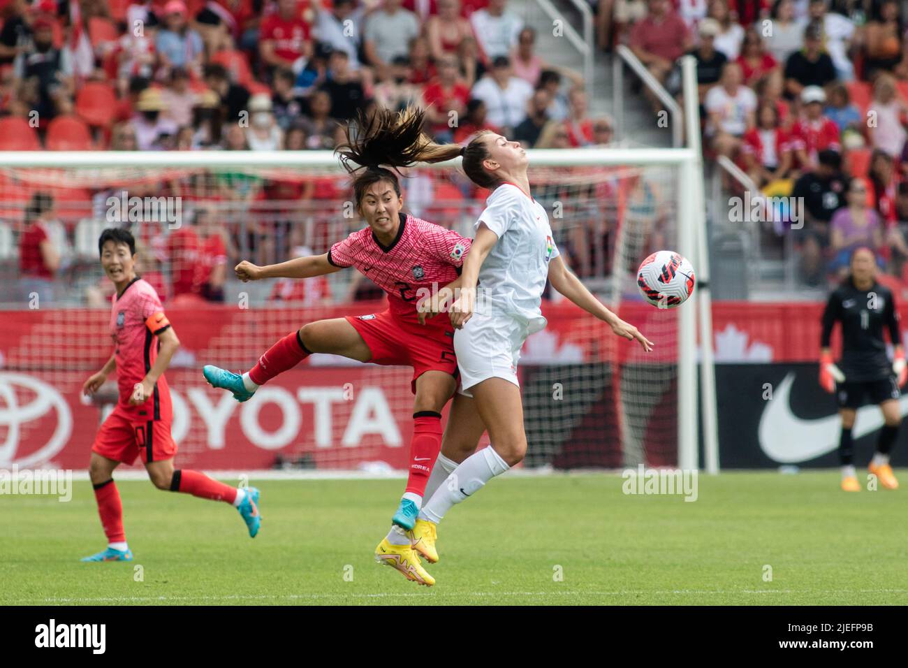 Toronto, Canada, 26 giugno 2022: Hyo-Joo Choo (a sinistra) del Team Korea Republic affronta da dietro il fallo contro Jordyn Huitema (a destra) del Team Canada durante l'International friendly Match al BMO Field di Toronto, Canada. Canada e Corea disegna 0-0. Credit: Phamai Techaphan/Alamy Live News Foto Stock