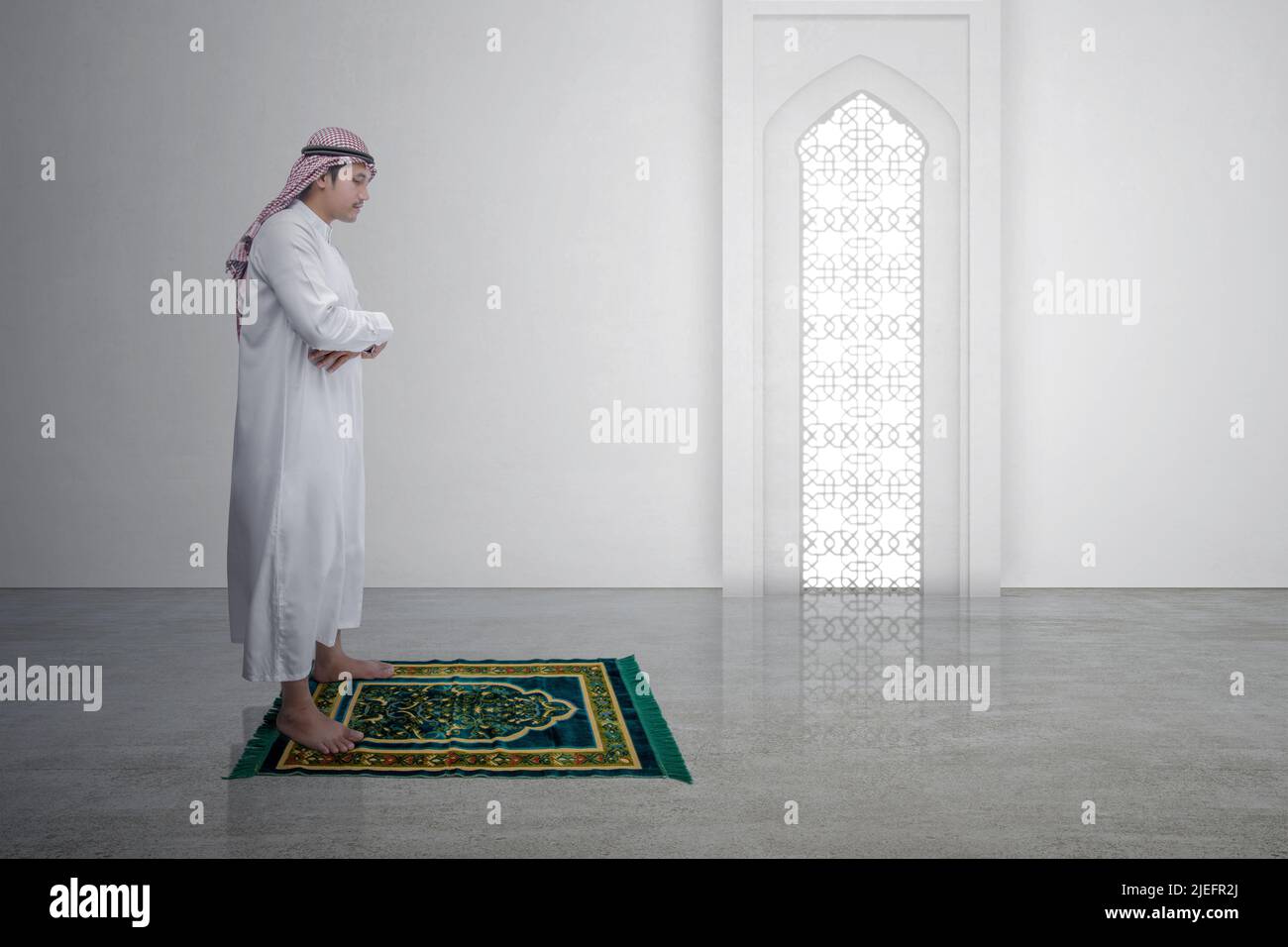 Disegno Della Silhouette Di Un Uomo Musulmano Che Ha Adorazione E Preghiera In Stile Line Art 31112160 - Foto 5