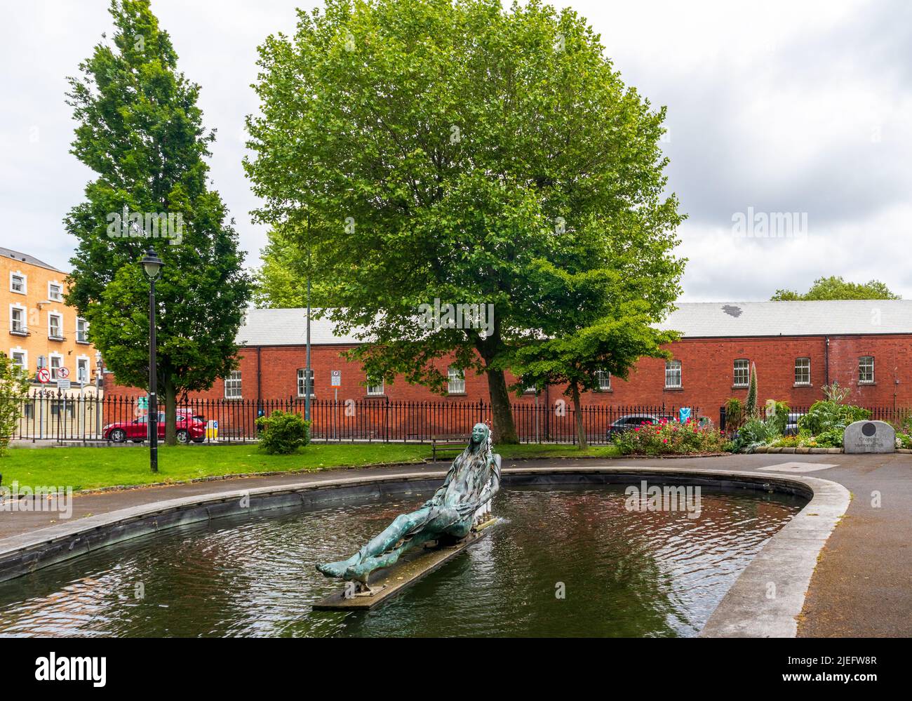 Dublino, Irlanda - 3 giugno 2022: Anna Livia Plurabelle di Dublino, la donna della scultura fluviale nel Croppies Memorial Park di Dublino, Irlanda Foto Stock