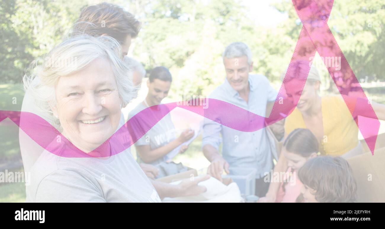 Immagine multipla di persone caucasiche multigenerazione volontariato per donazione e consapevolezza nastro Foto Stock