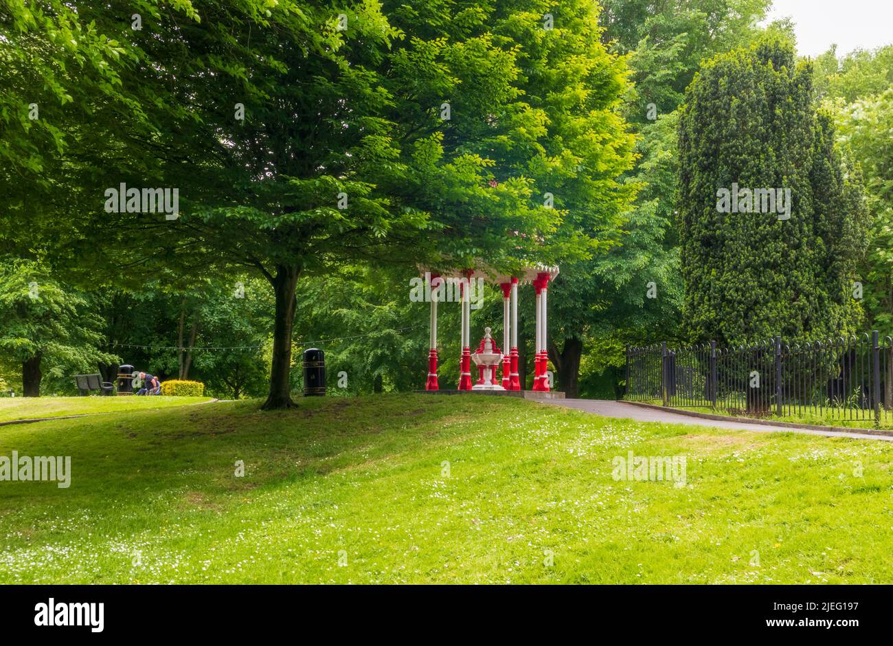 Piccola fontana rossa nel parco della gente a Limerick, in Irlanda, in una giornata piovosa Foto Stock