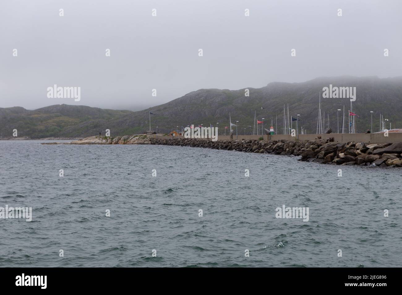 Scultura senza titolo di Tony Cragg, situata al molo di Bodø. Sette pietre con fori. Foto Stock