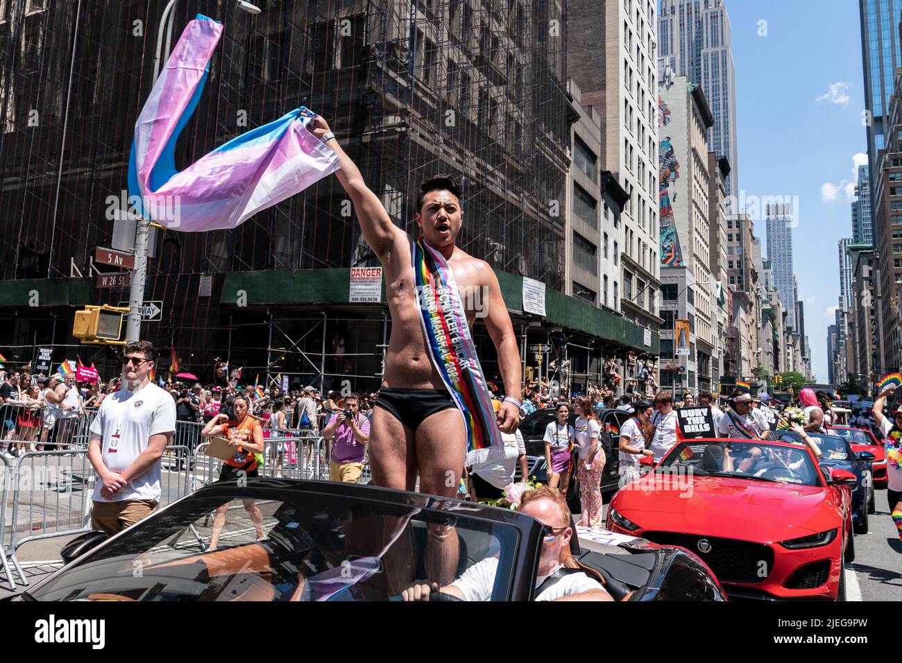 New York, NY - 26 giugno 2022: Il Grand maresciallo Schuyler Bailar con la bandiera di Transger marches con la parata di Pride sul tema 'Unapeutically us' su 5th Avenue Foto Stock