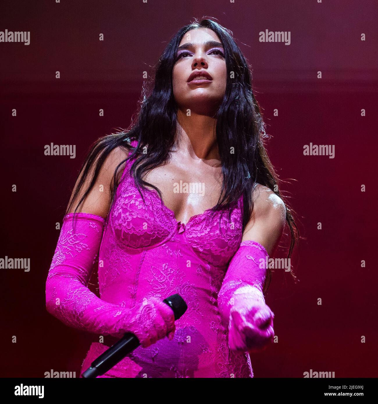 Dua Lipa si esibisce dal vivo sul palco di Oslo Spektrum il 26 giugno 2022 Foto Stock