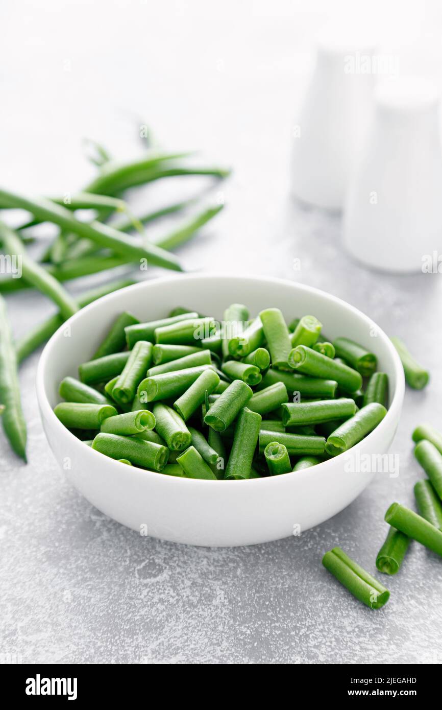 Fagioli crudi freschi tagliati in una ciotola. Fagioli verdi francesi Foto Stock