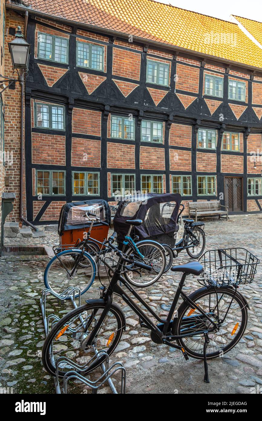 Magazzini tradizionali a graticcio e vecchie case gialle nel centro storico di Odense. Odense, Fyn, Danimarca, Europa Foto Stock