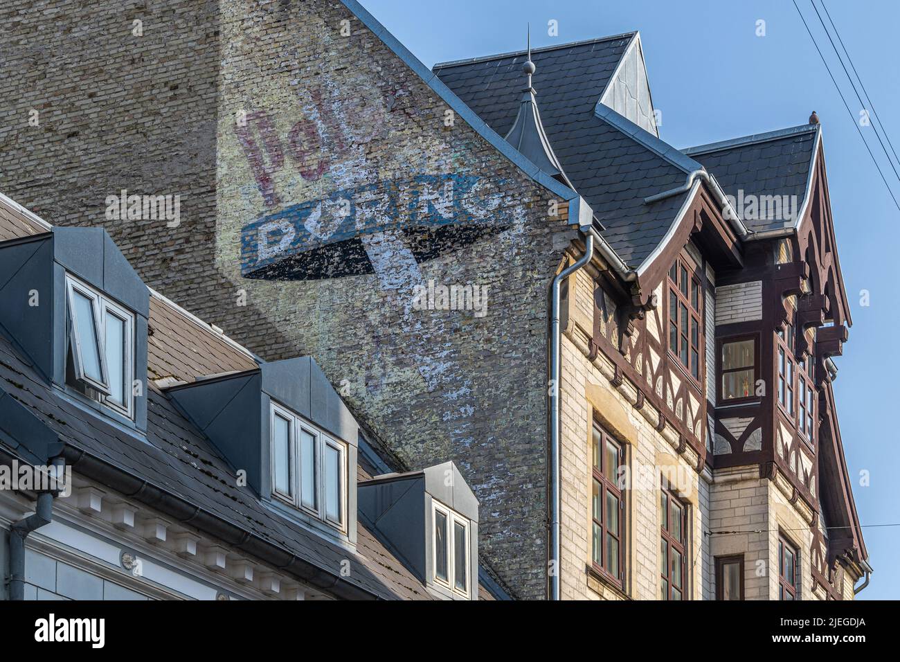 Tipica architettura danese. Dormitori permettono di approfittare dello spazio sotto il tetto con finestre che catturano la luce.Odense, Danimarca Foto Stock