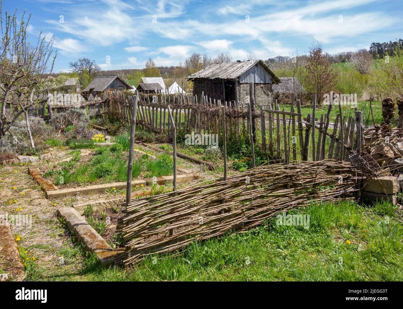 Paesaggio medievale casa in un ambiente soleggiato all'inizio della primavera Foto Stock