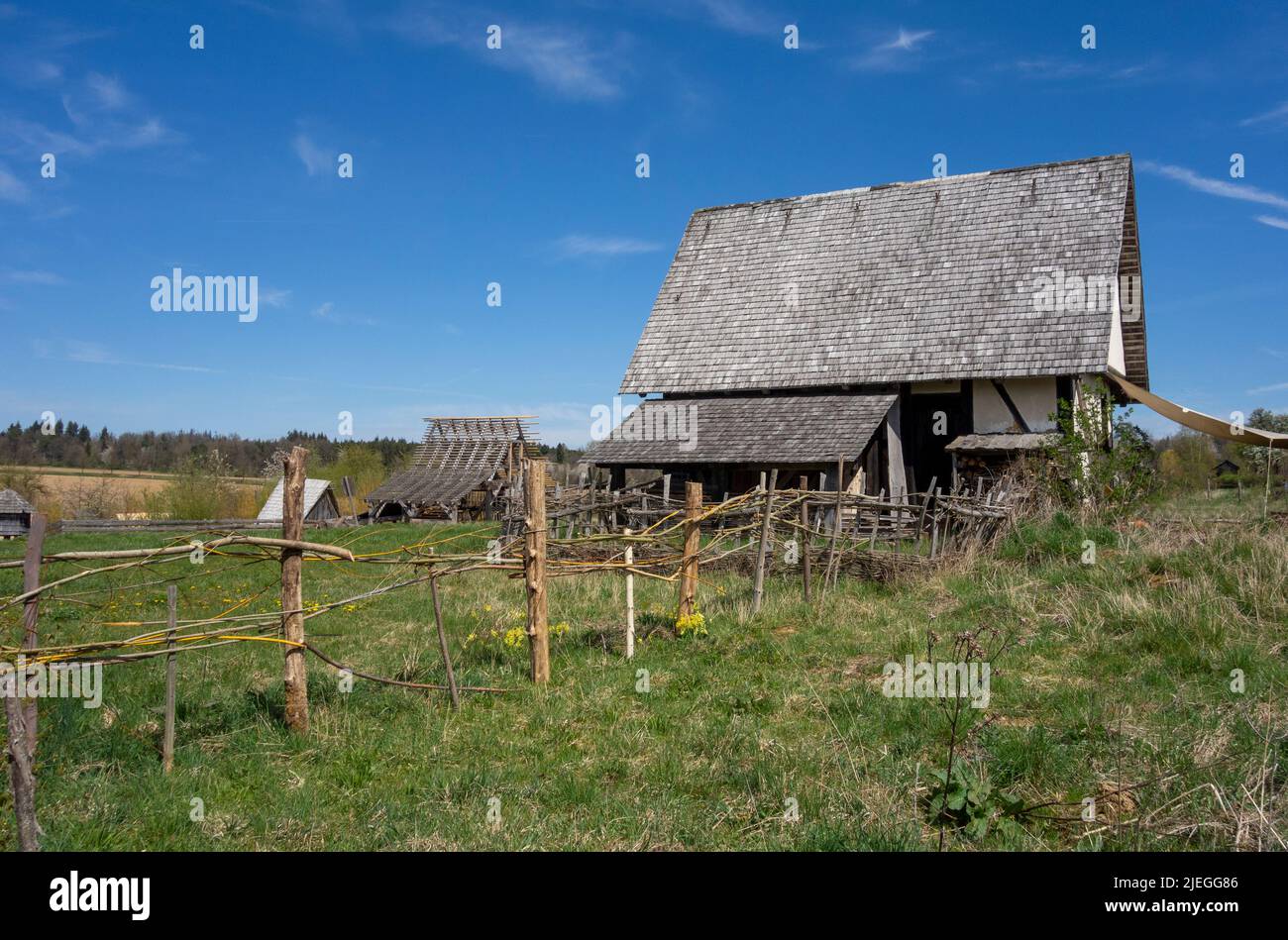 Paesaggio medievale casa in un ambiente soleggiato all'inizio della primavera Foto Stock