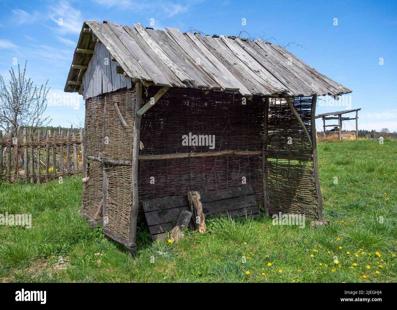 Rifugio medievale in un ambiente soleggiato all'inizio della primavera Foto Stock