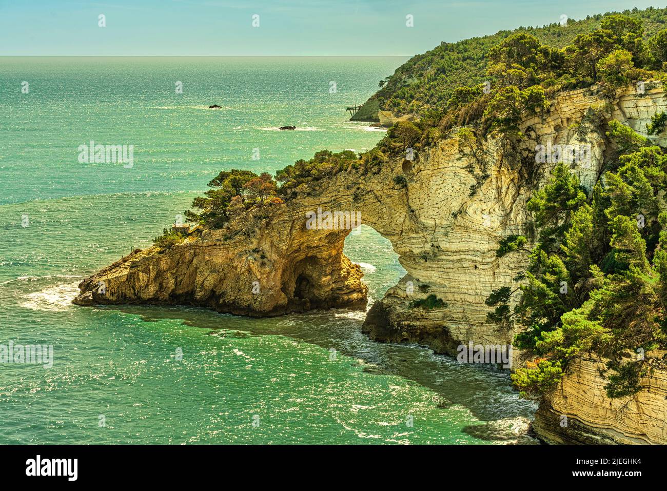 Arco naturale in uno dei promontori del Gargano. L'Arco di San Felice è una delle attrazioni turistiche della Puglia. Vieste, provincia di Foggia, Puglia, Foto Stock