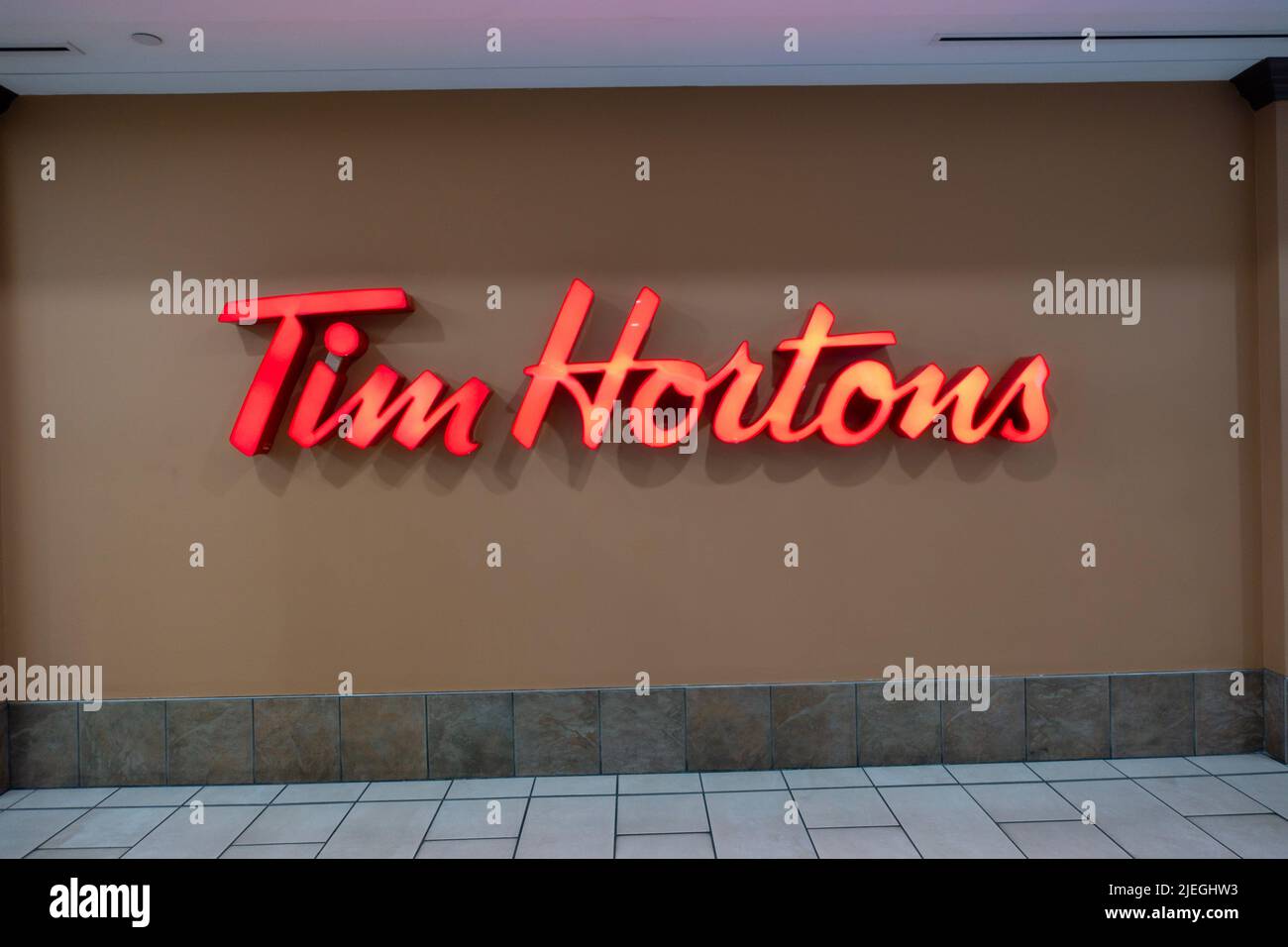 Logo Tim Hortons nel centro città, British Columbia, Canada Foto Stock