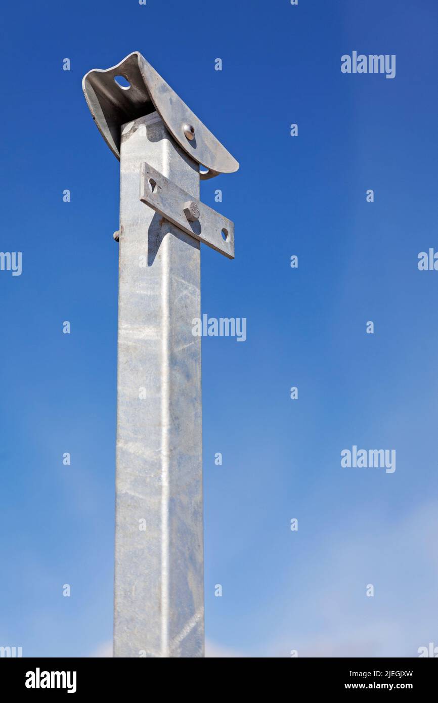 palo su cui saranno montate ringhiere e recinzioni Foto Stock