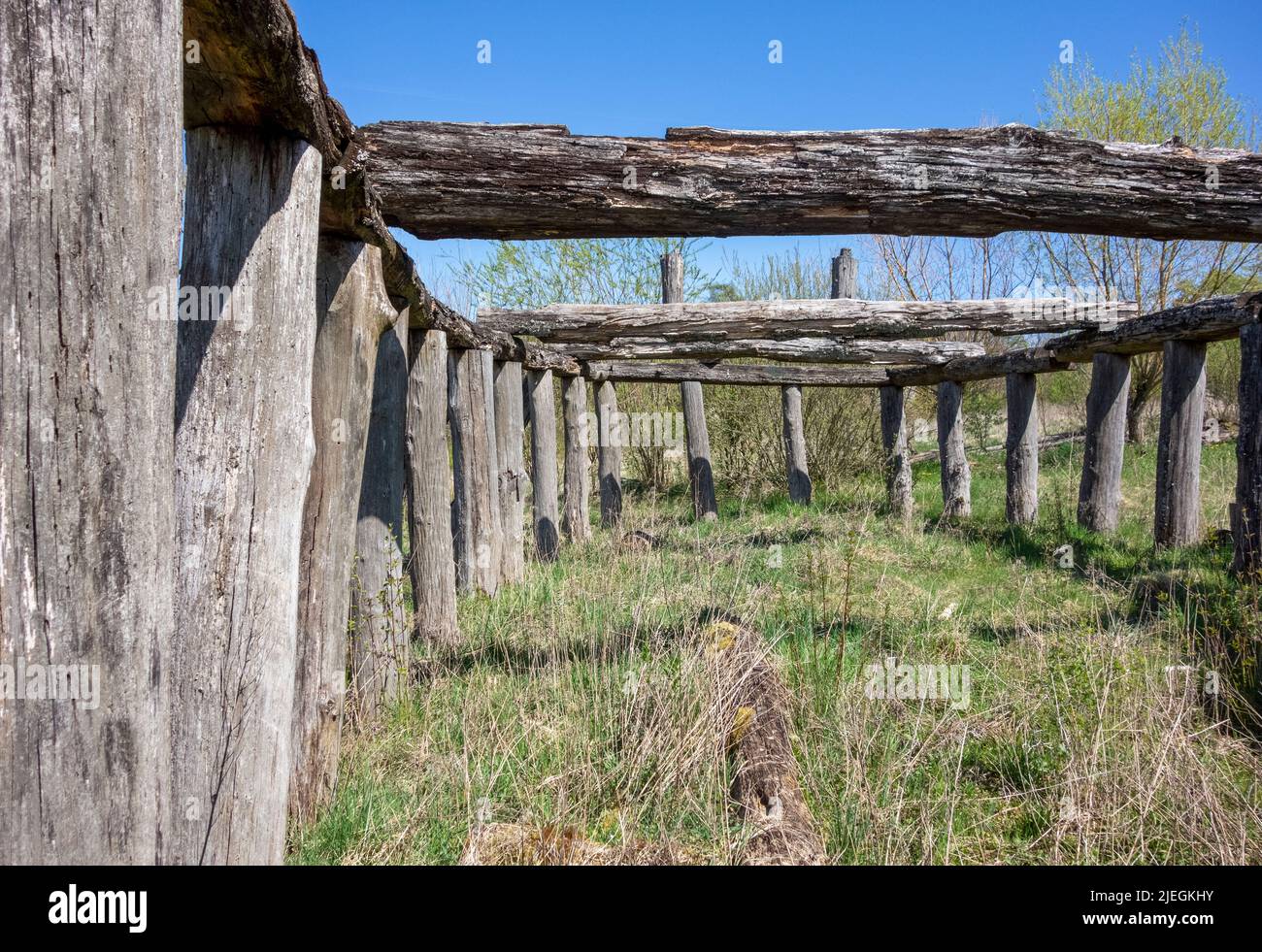 Un edificio medievale in legno rimane in un'atmosfera soleggiata all'inizio della primavera Foto Stock