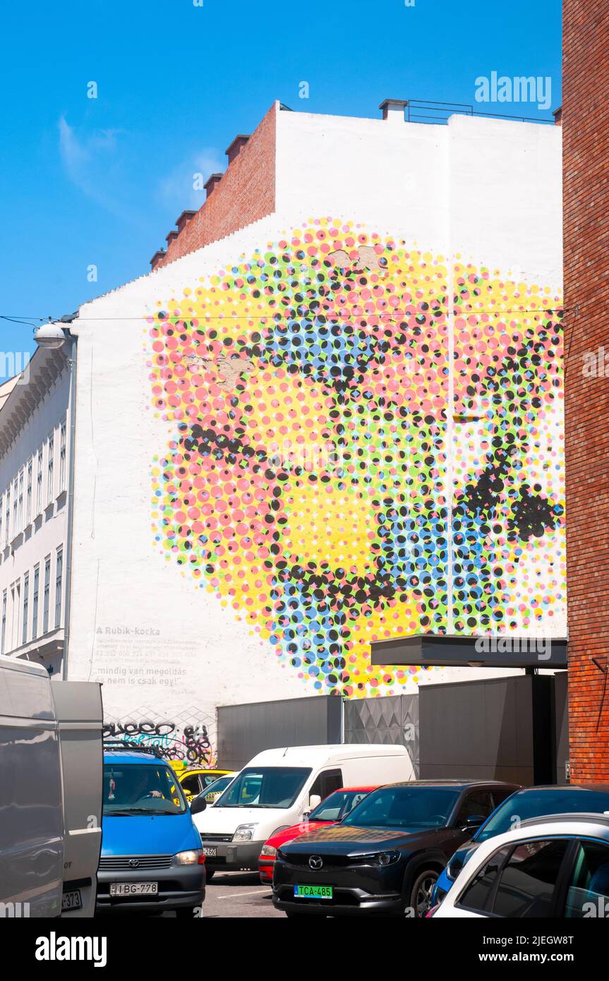 Rubik Cubo AKA Ungherese Cube Graffiti su un muro in Rumbach Street, Budapest, Ungheria Foto Stock