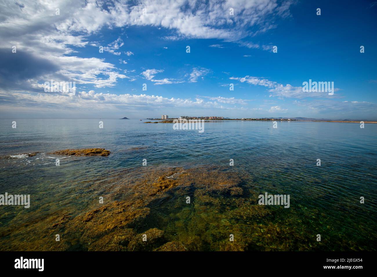 Vista della fine della Manga del Mar Menor da Punta de Algas a San Pedro del Pinatar, regione di Murcia, Spagna. Con paesaggio estivo e molto luminoso Foto Stock