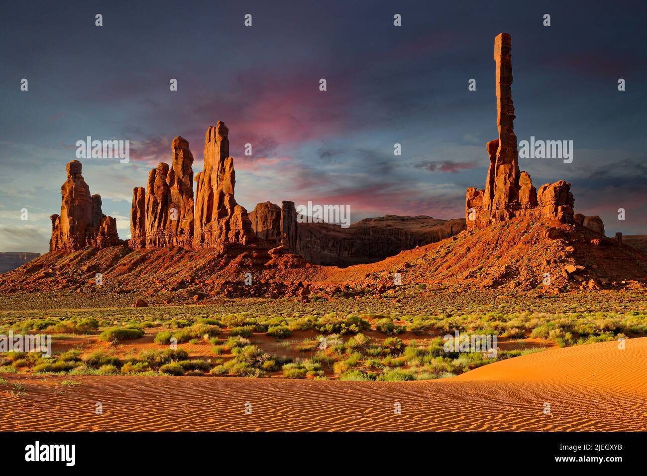 Il Totem Pole Bei Sonnenaufgang, Monument Valley, Arizona, Stati Uniti d'America Foto Stock