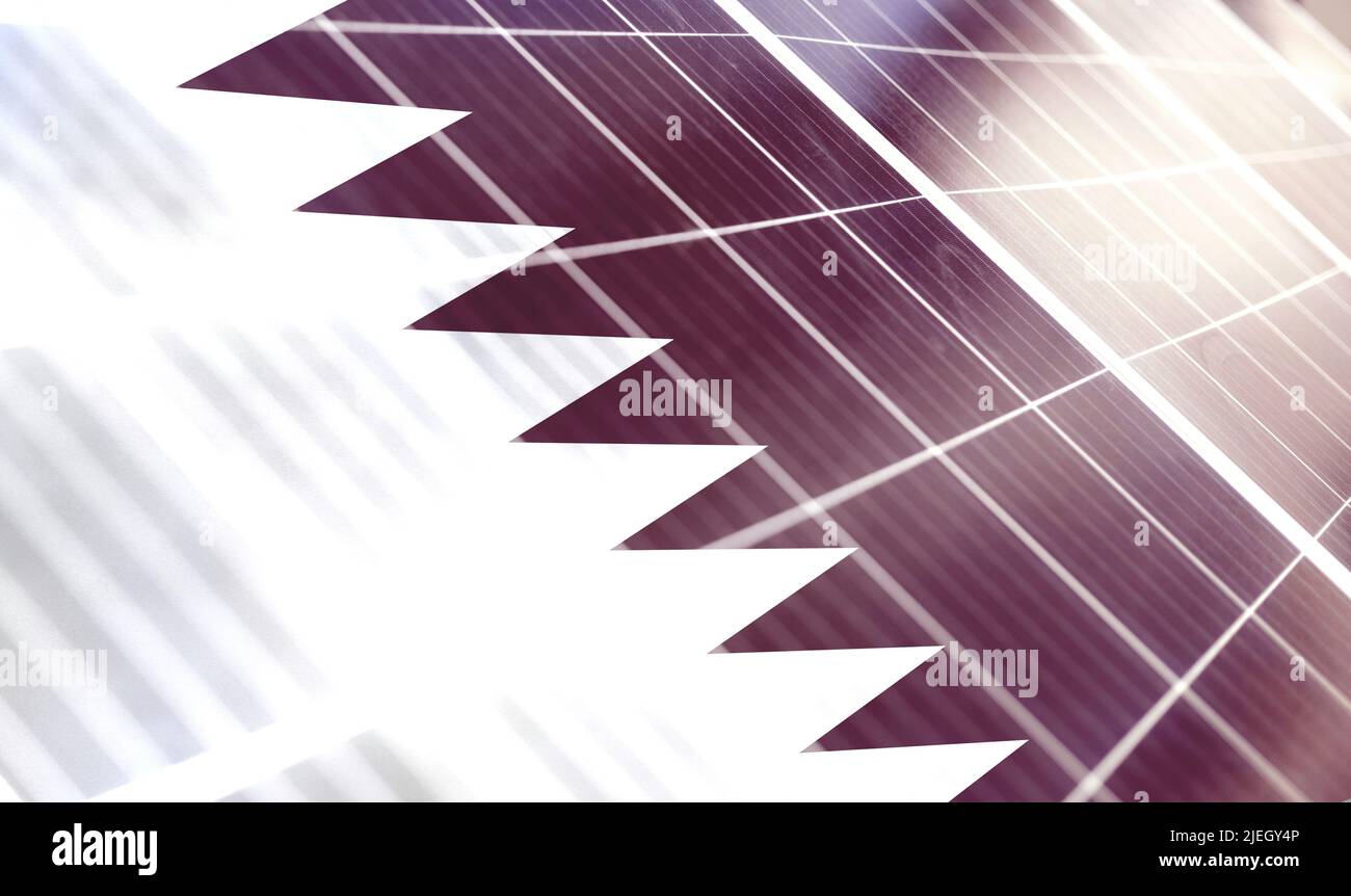 Pannelli solari sullo sfondo dell'immagine della bandiera del Qatar Foto Stock