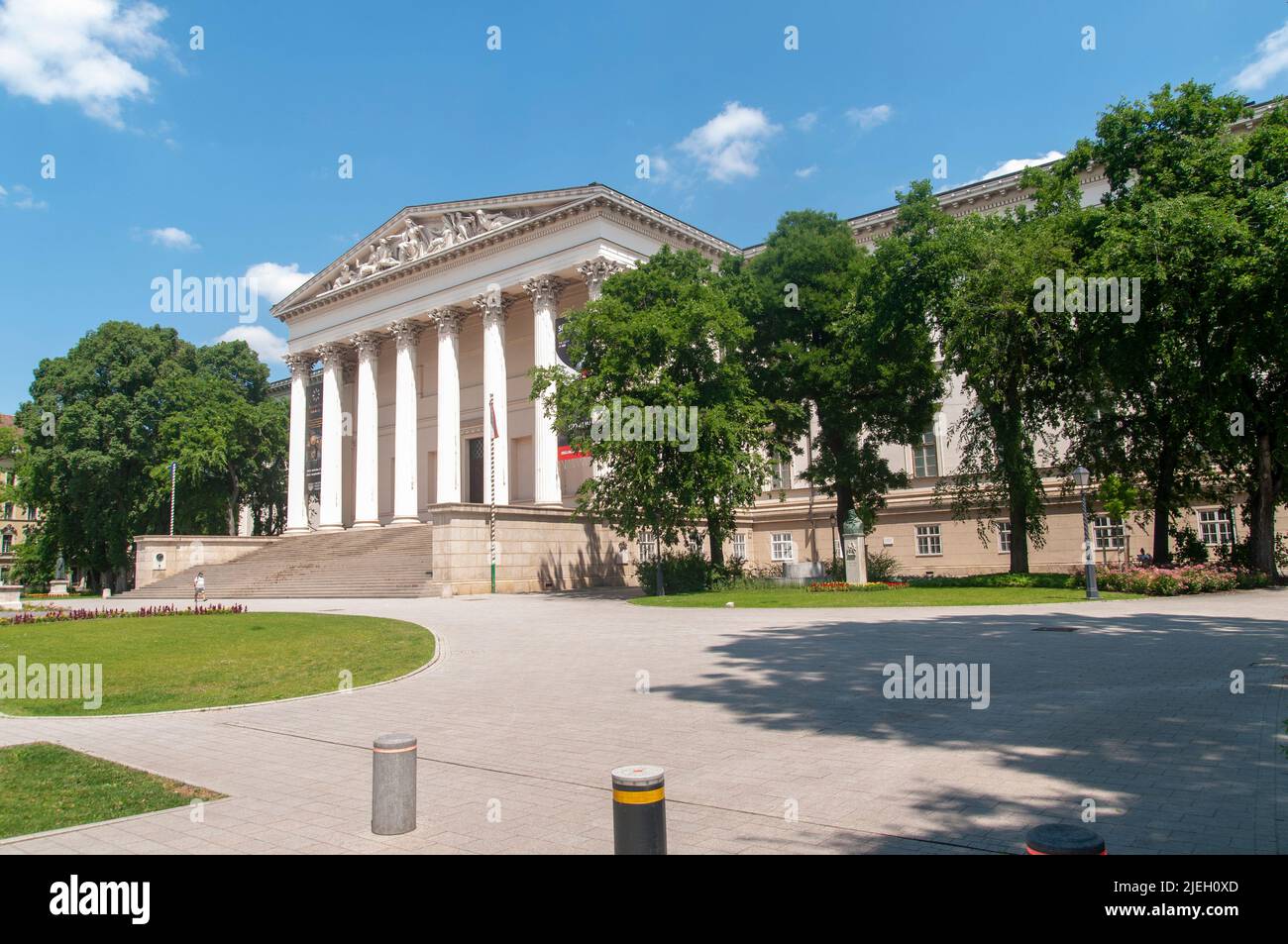 Ingresso frontale esterno e parco del Museo Nazionale Ungherese di Budapest, Ungheria Foto Stock