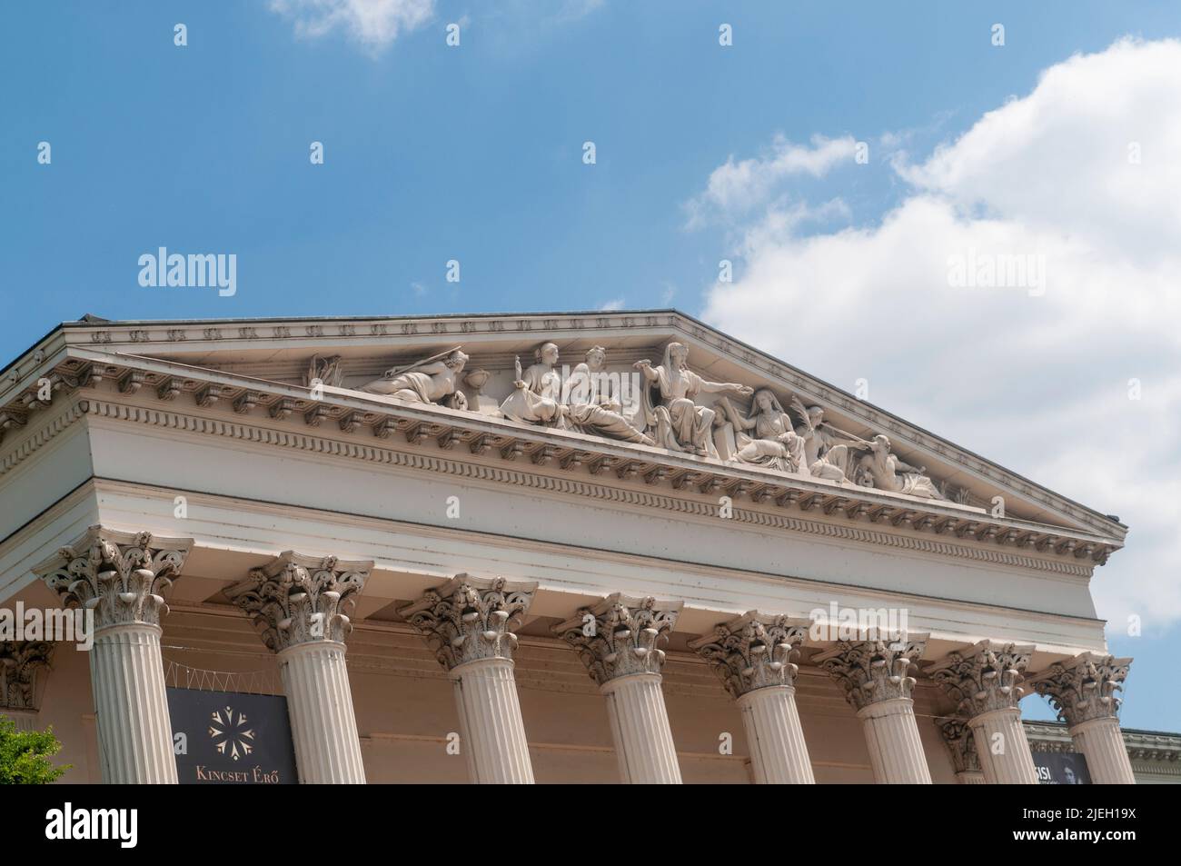 Ingresso frontale esterno e parco del Museo Nazionale Ungherese di Budapest, Ungheria Foto Stock