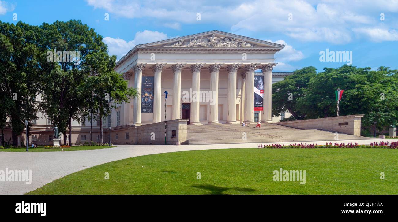 Ingresso frontale esterno e parco del Museo Nazionale Ungherese di Budapest, Ungheria Foto Stock