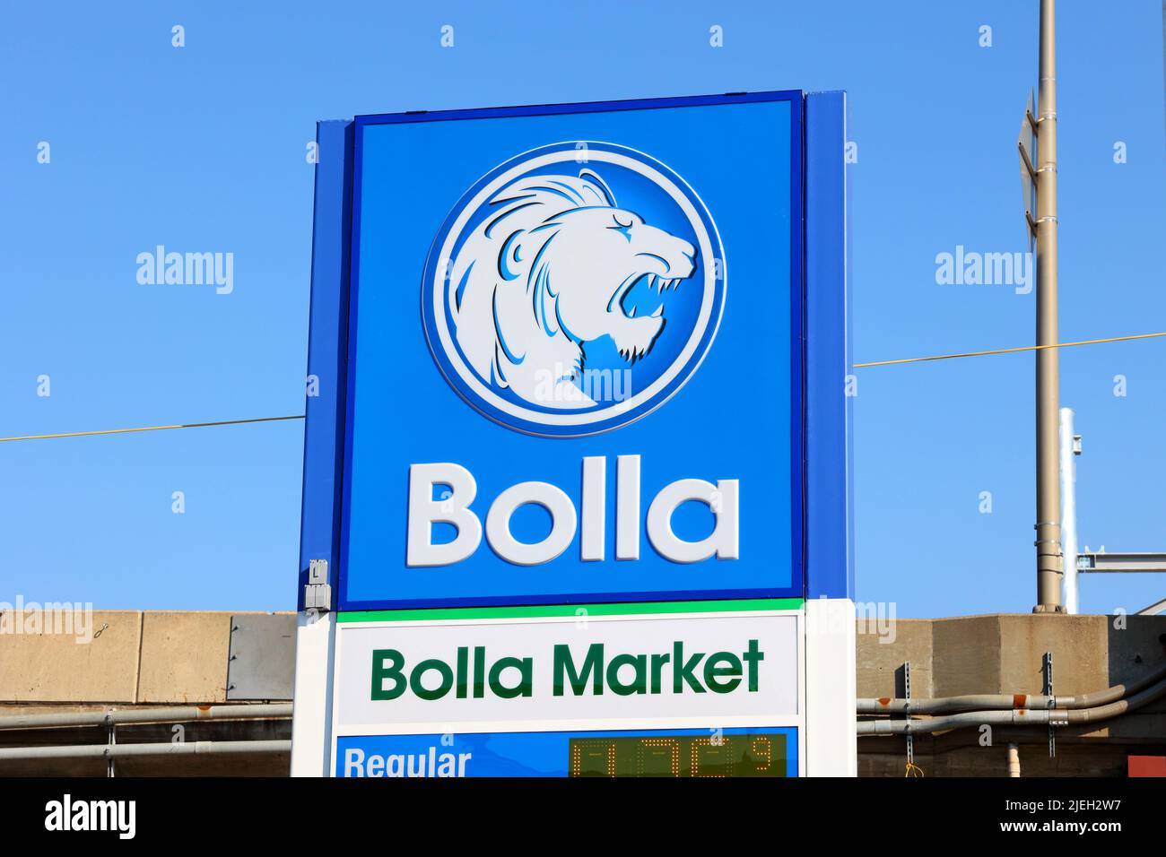 Segnaletica per Bolla Fuels e Bolla Market presso un distributore di benzina a Brooklyn, New York. Foto Stock