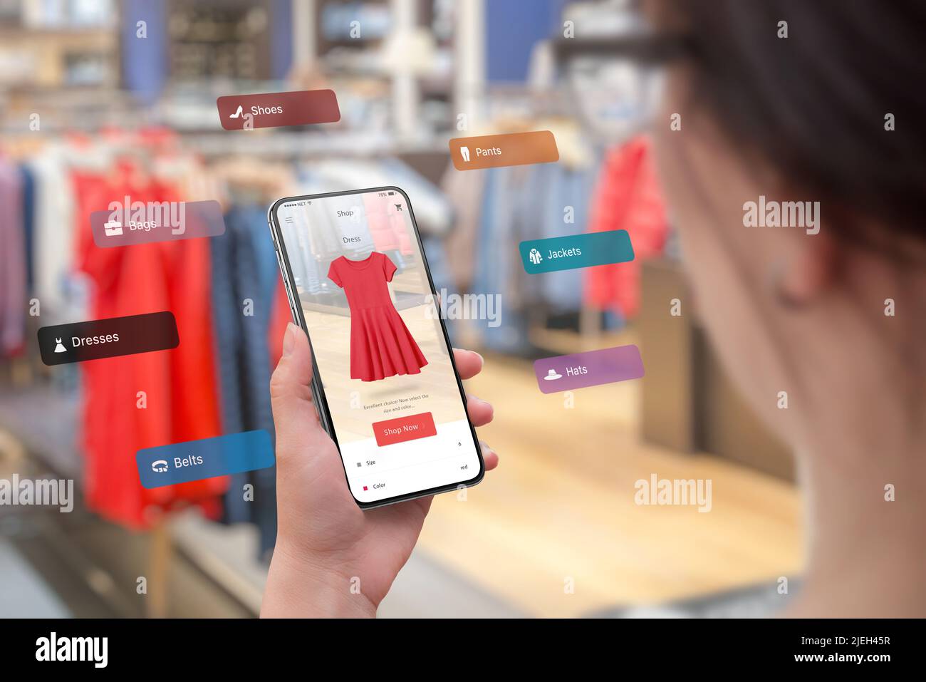 Shopping con smartphone e app per realtà aumentata nel concetto boutique. Provare gli ultimi abiti di diverse dimensioni e colori. Donna in attesa Foto Stock