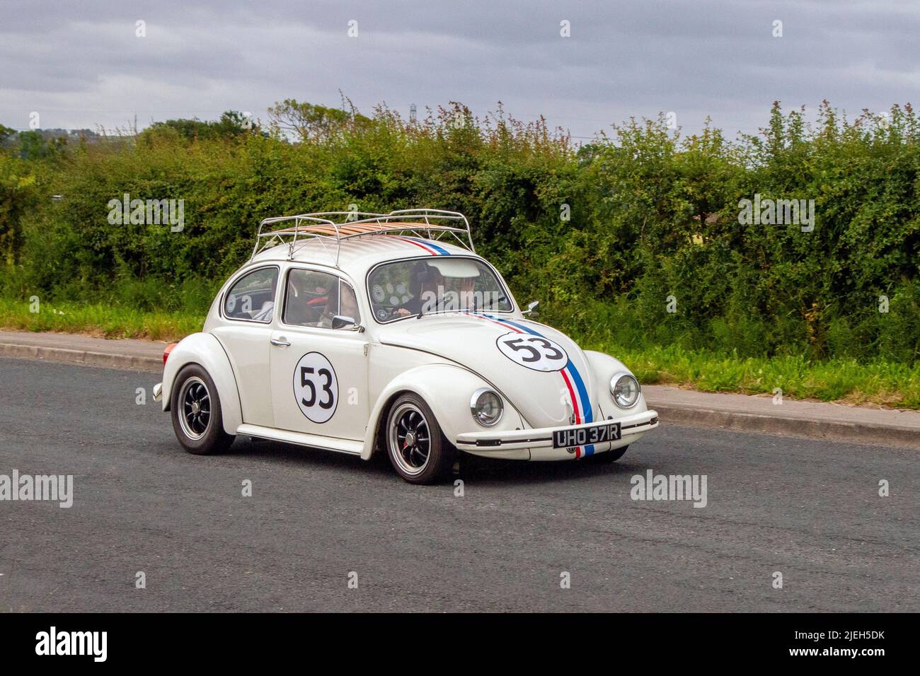 1976, 70s 1970 bianco No.53 VW Volkswagen 1200 Beetle, vettura compatta con motore posteriore, raffreddato ad aria. Volkswagen scarabei, vecchio tipo, Vee Dub bug, in rotta per Hoghton Tower per la Supercar Summer Showtime auto incontro che è organizzato da Great British Motor Show a Preston, Regno Unito Foto Stock