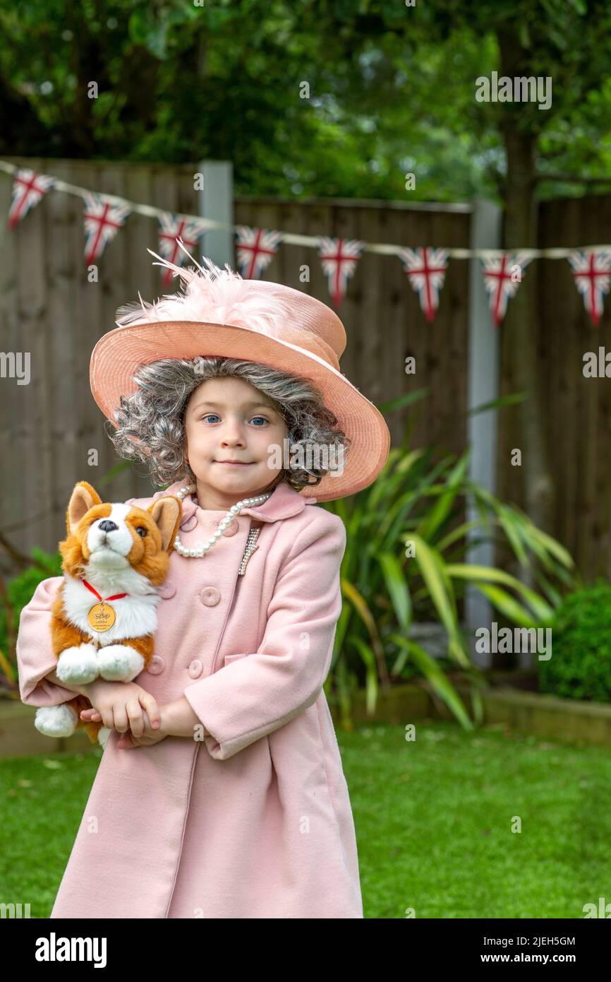 Isla Bates vestirsi come mini-regina , Regno Unito. Foto Stock