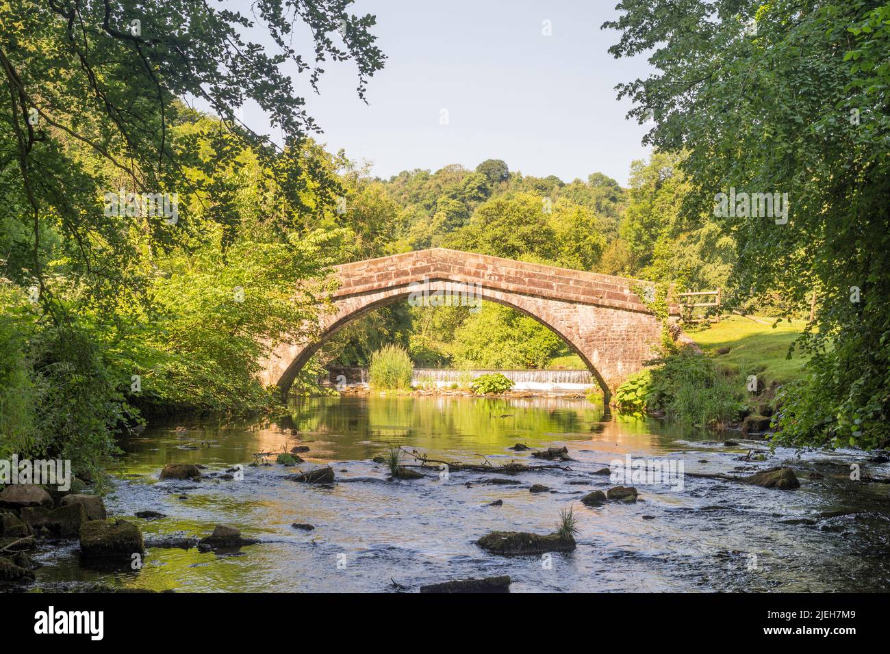 Il ponte di St Bertram elencato sopra il collettore di fiume in Ilam, Staffordshire, Inghilterra, Regno Unito Foto Stock