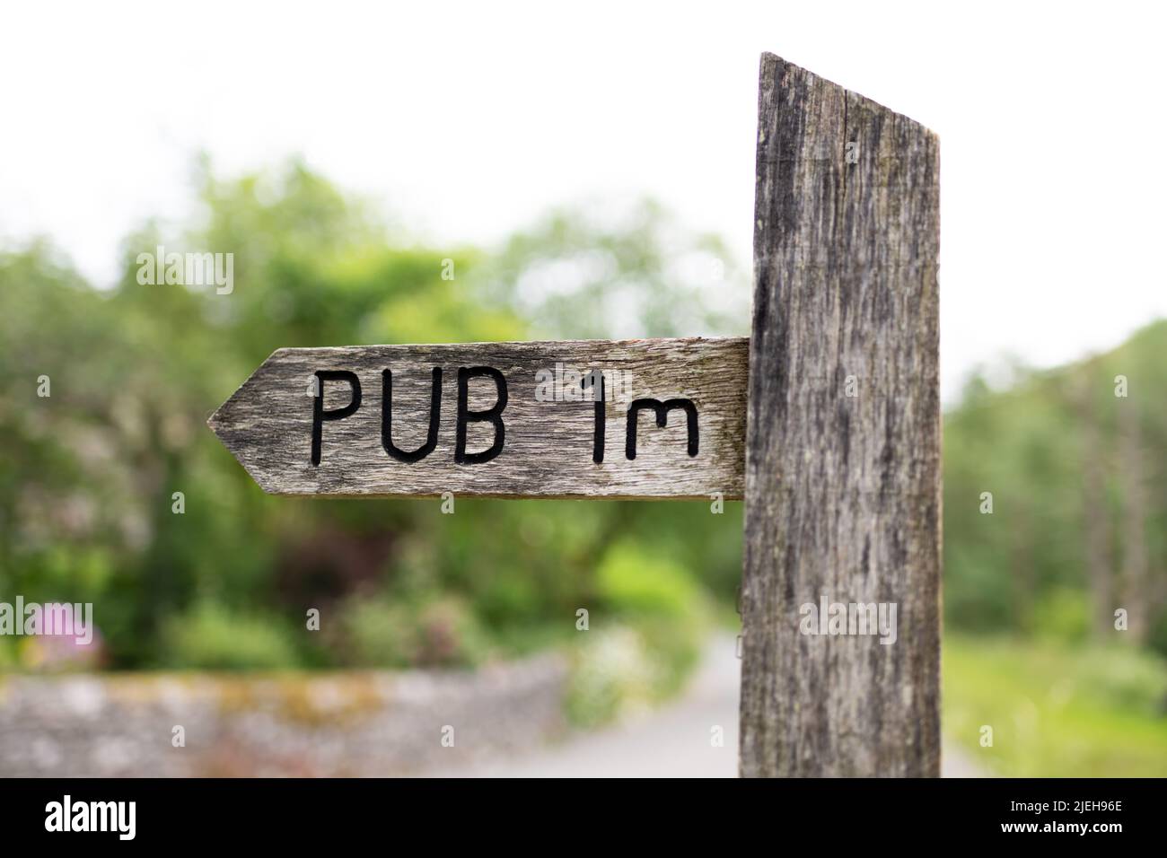 Pub Walk - cartello Pub 1m - Milldale, Peak District, Inghilterra, Regno Unito Foto Stock