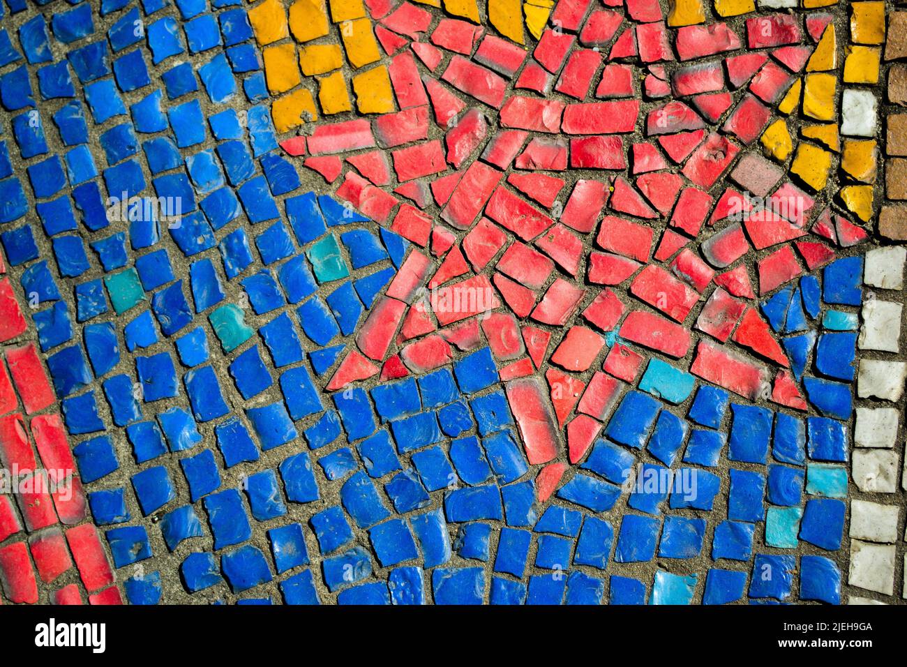 Trama astratta del mosaico di smalt. Un frammento di un mosaico di smalti multicolore del periodo sovietico Foto Stock