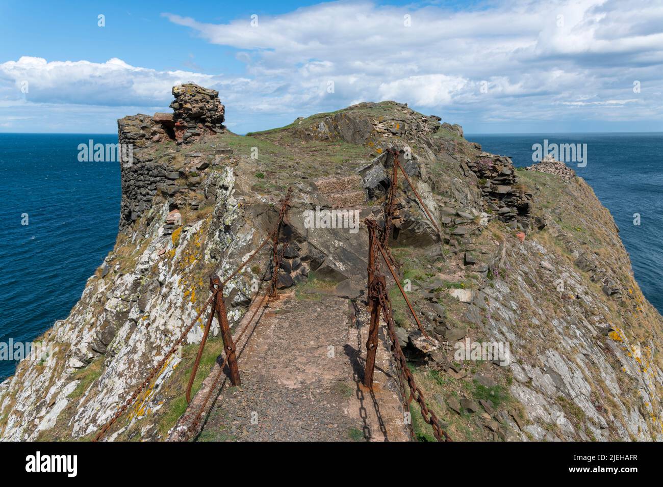 Resti di Fast Head Castle, costa di Berwickshire, Scozia Foto Stock